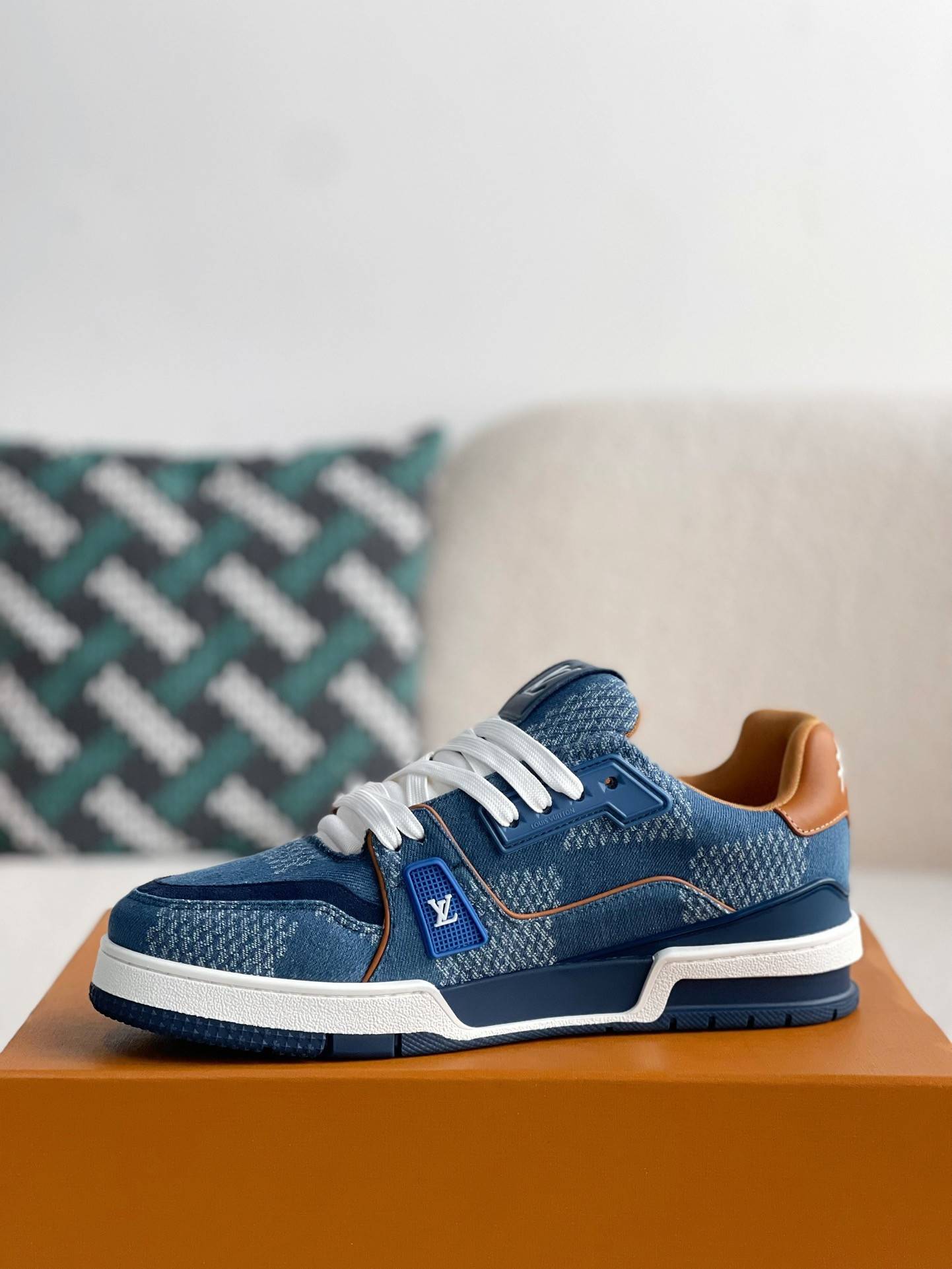 L*V SNEAKERS