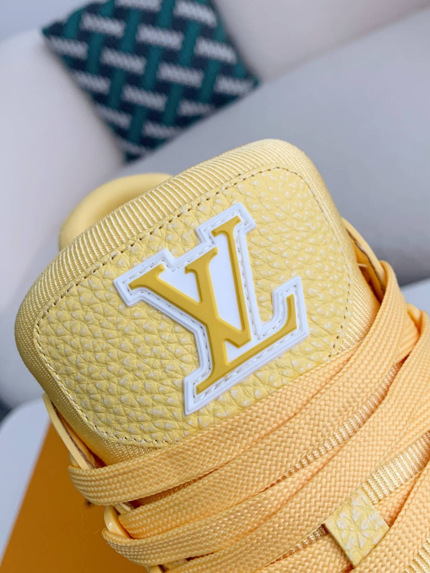 L*V SNEAKERS