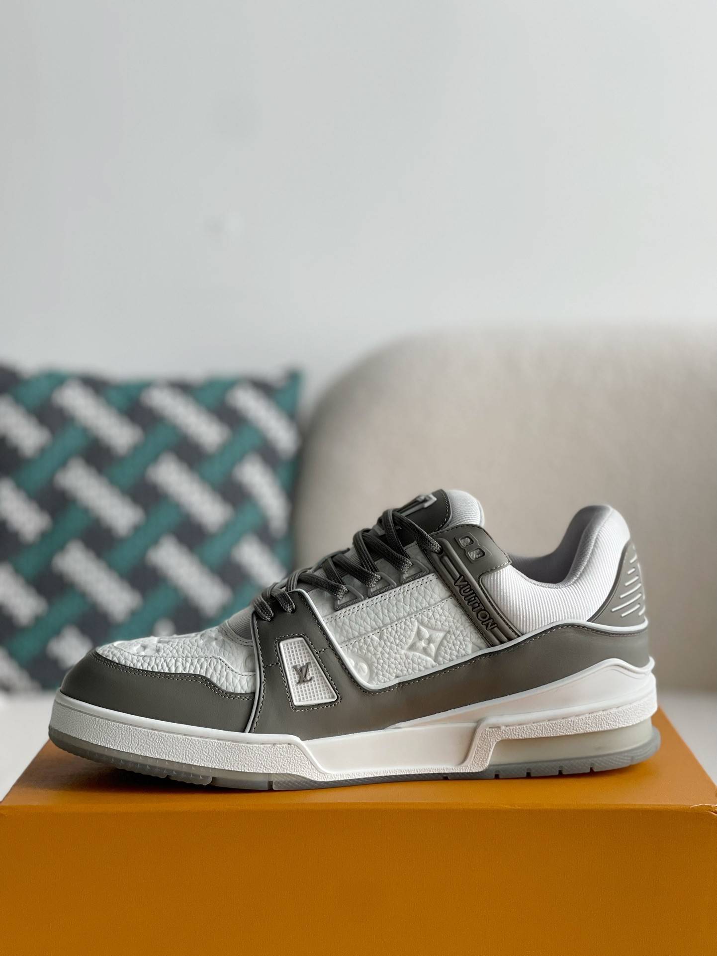 L*V TRAINER 1A8KB8 Sneakers