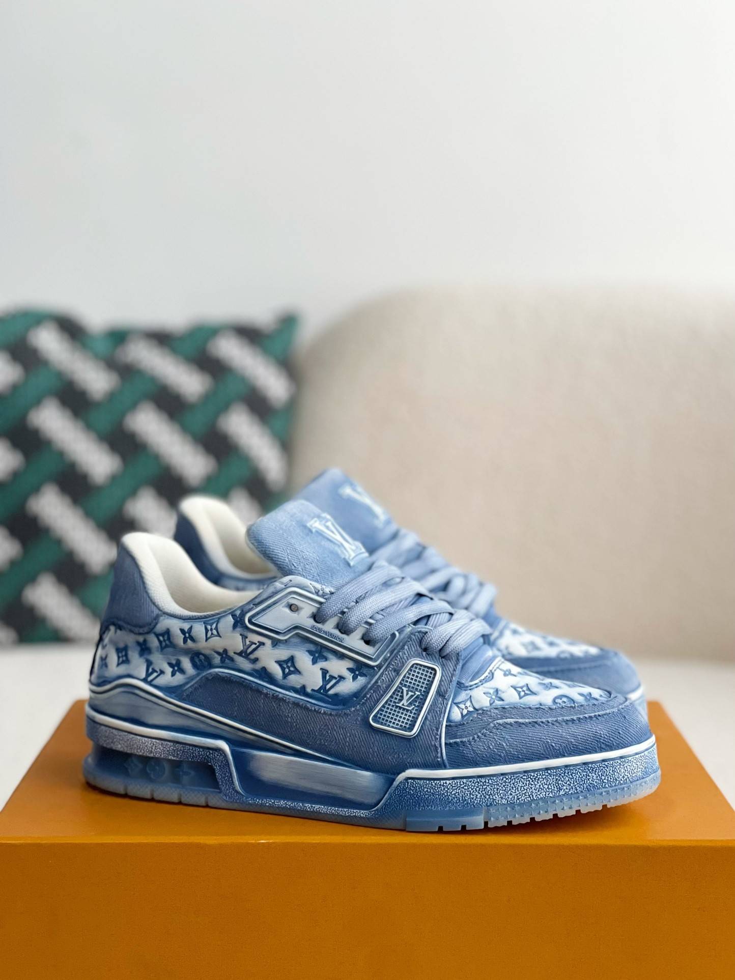 L*V TRAINER SNEAKERS
