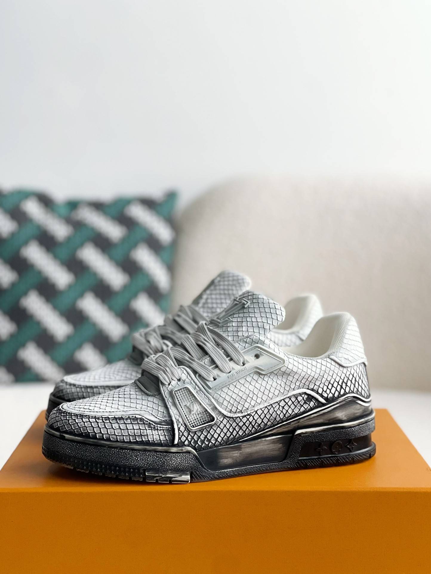 L*V TRAINER SNEAKERS