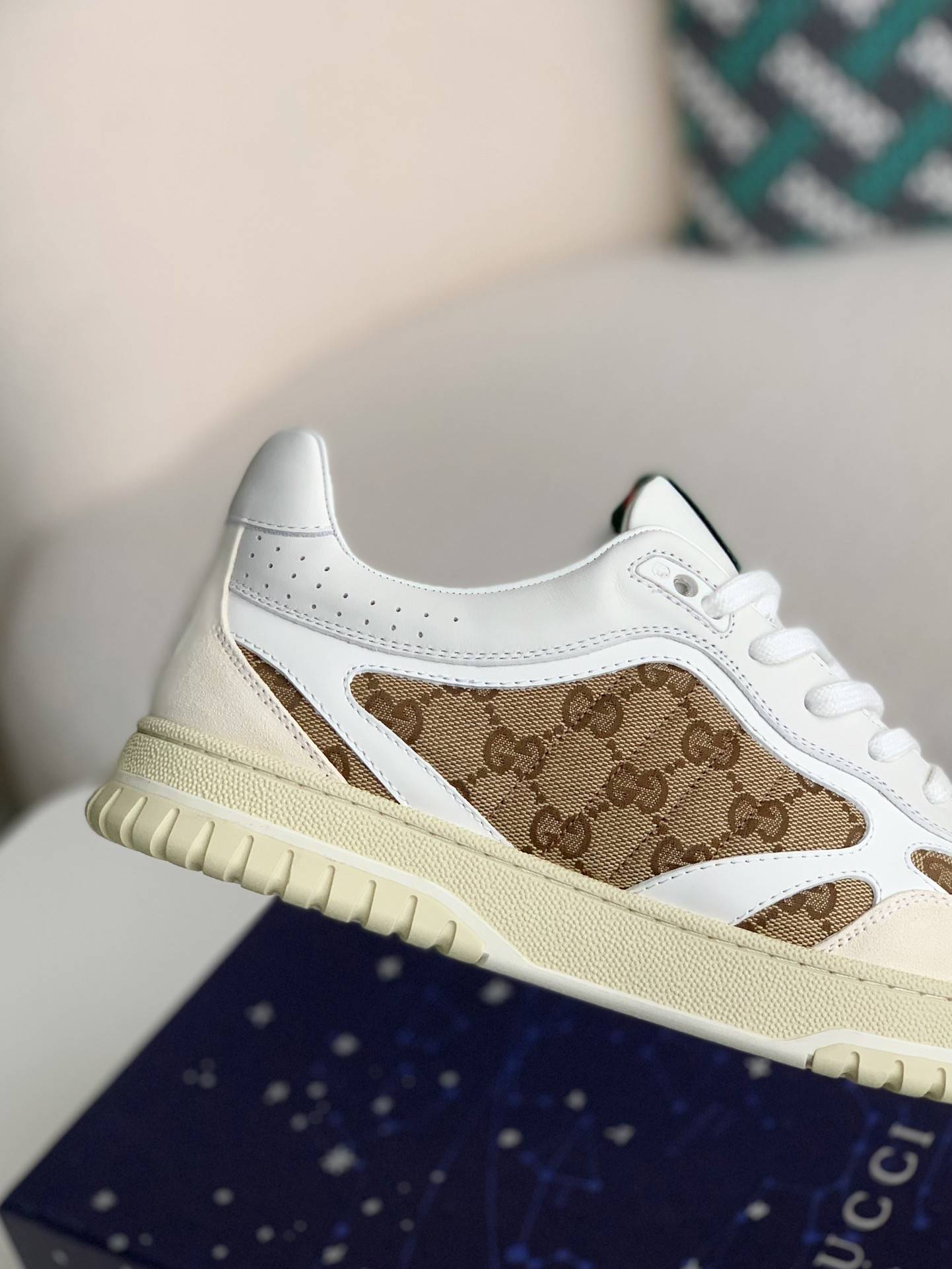 GU*INew Sneakers
