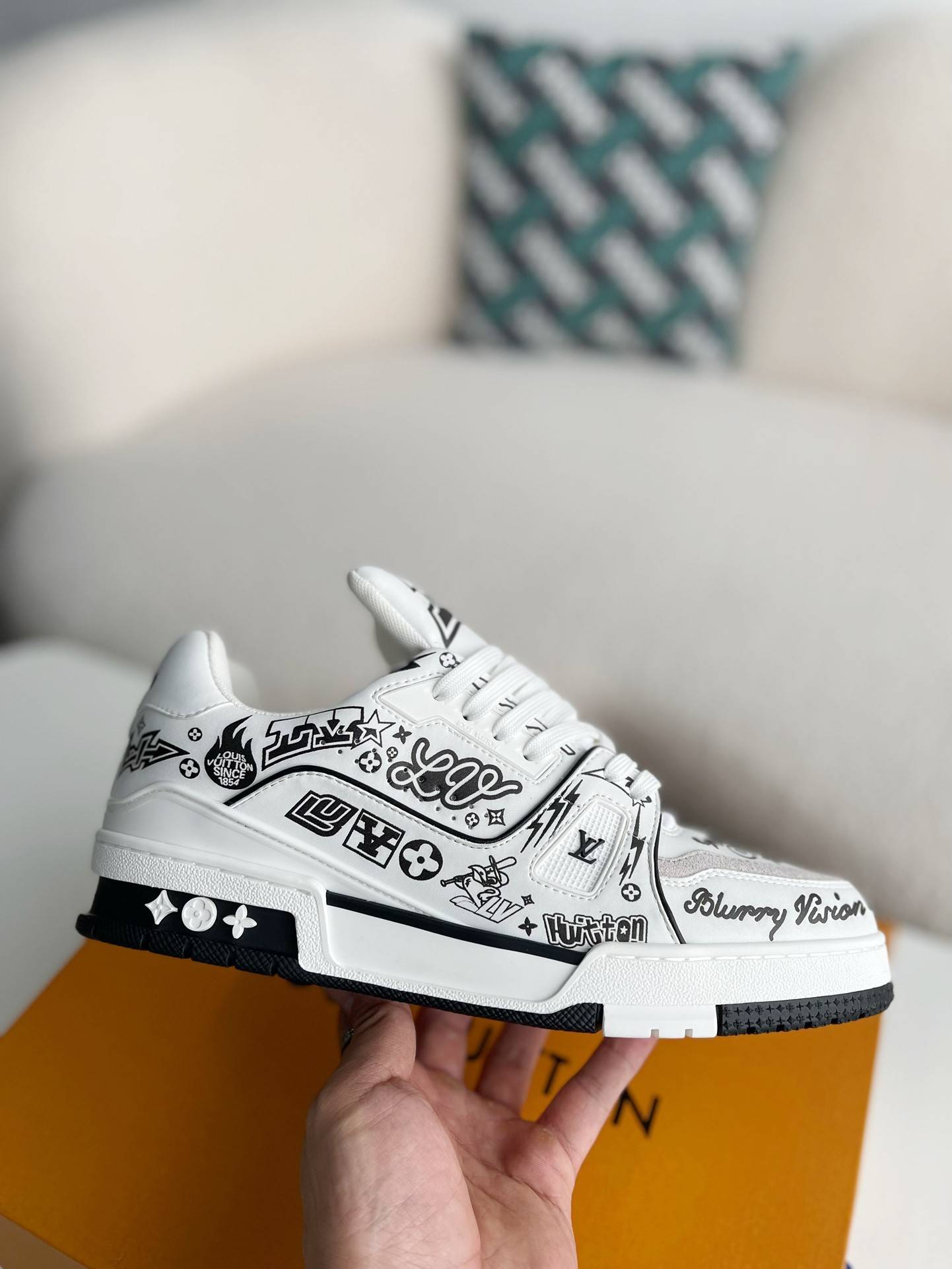 L*V SNEAKERS