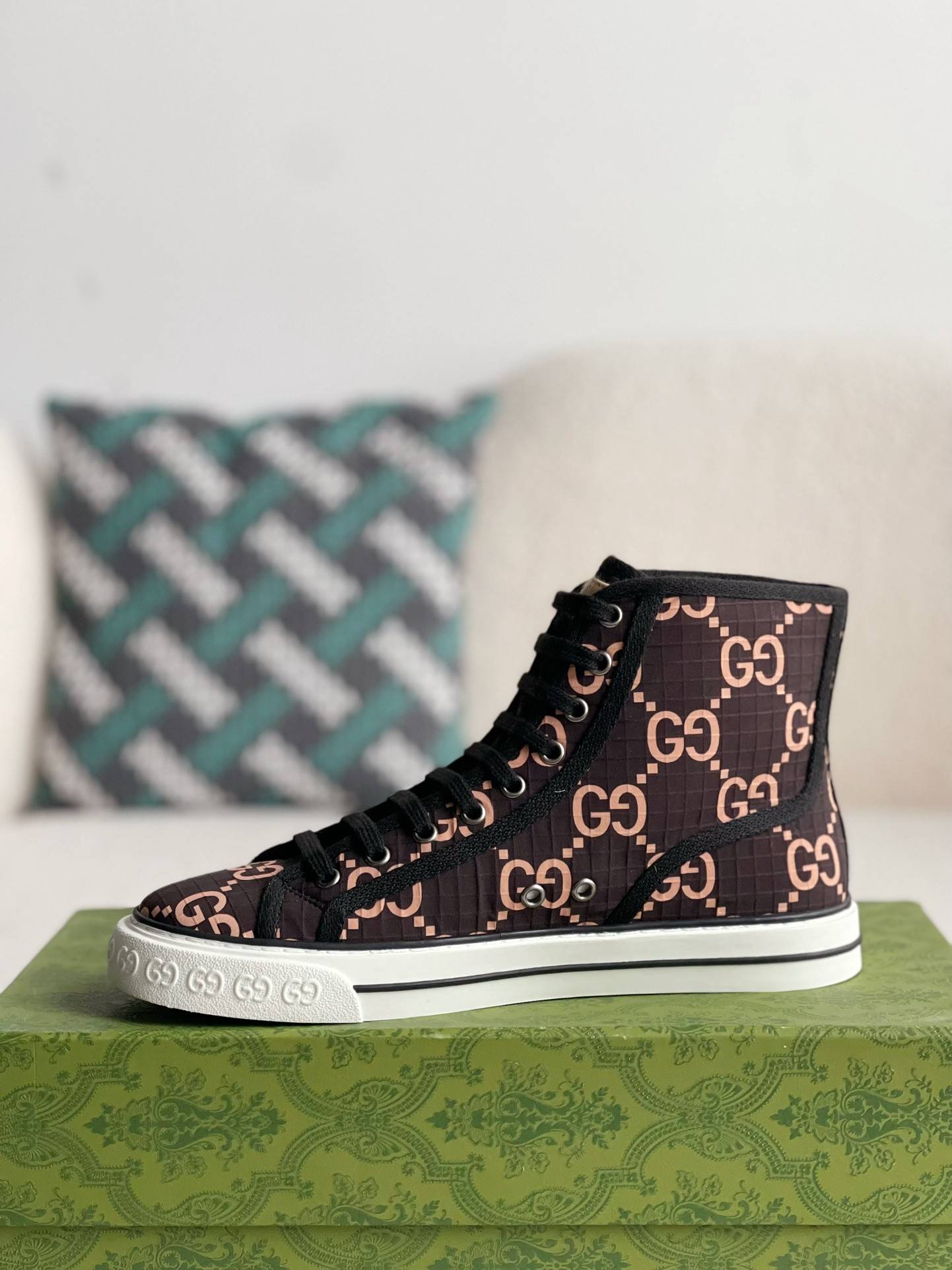 GU*IHigh-top shoes