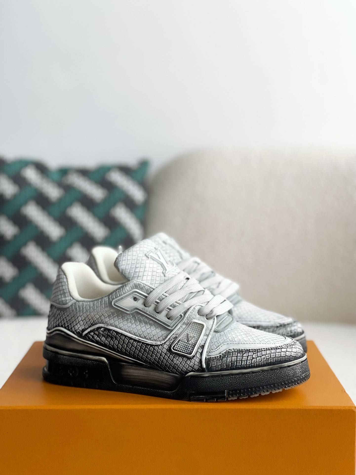 L*V TRAINER SNEAKERS