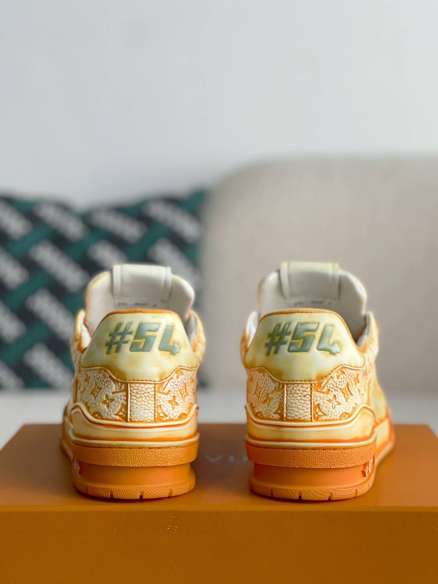 L*V SNEAKERS