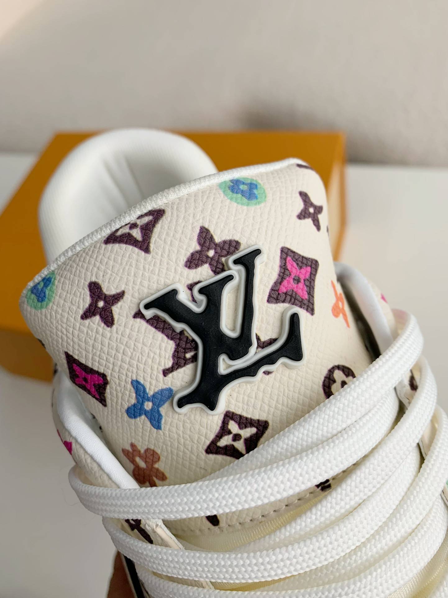 L*V SNEAKERS