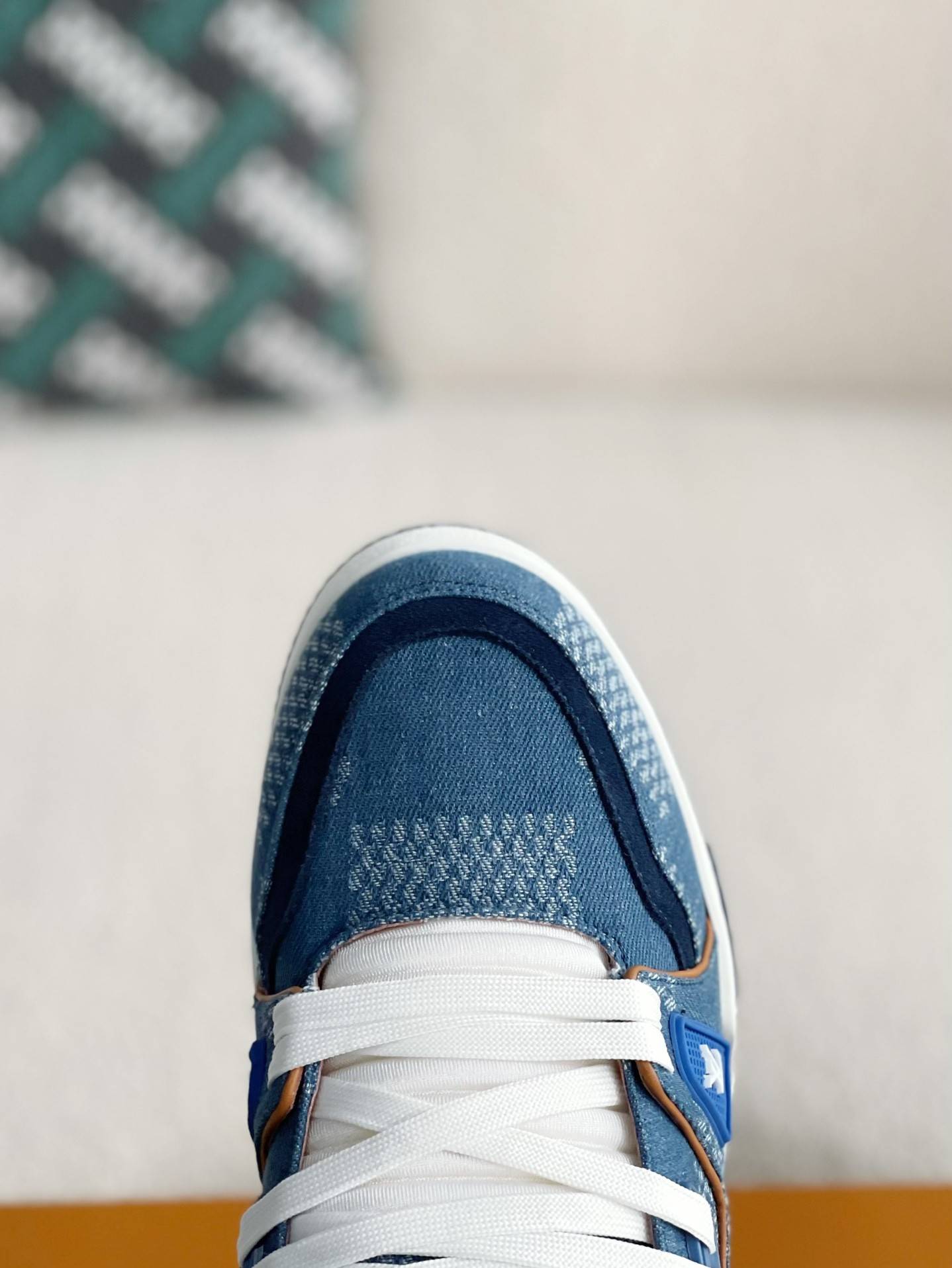 L*V SNEAKERS