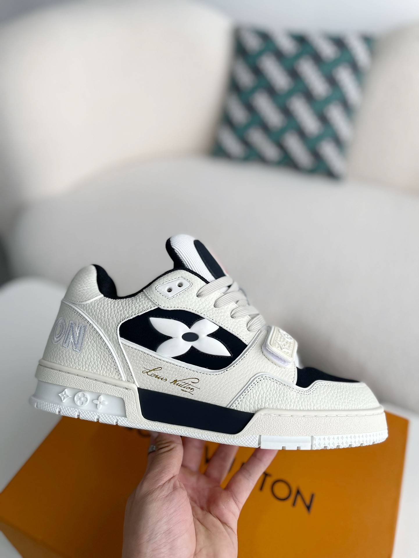 L*V SNEAKERS