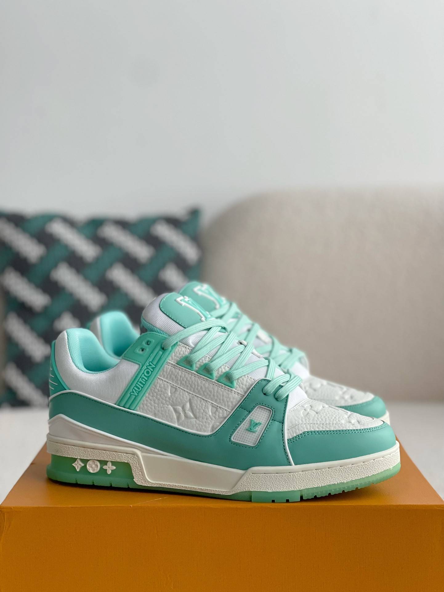 L*V SNEAKERS