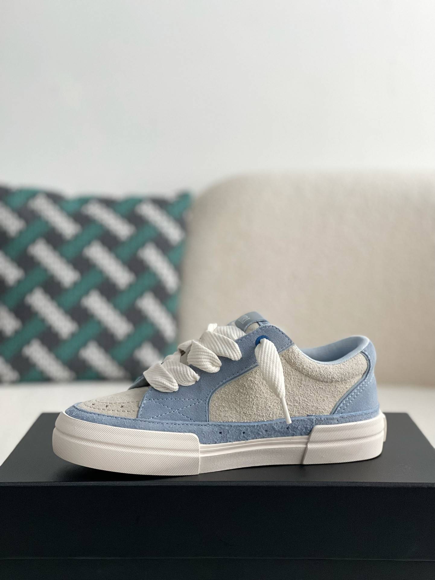 A*RI Sneakers
