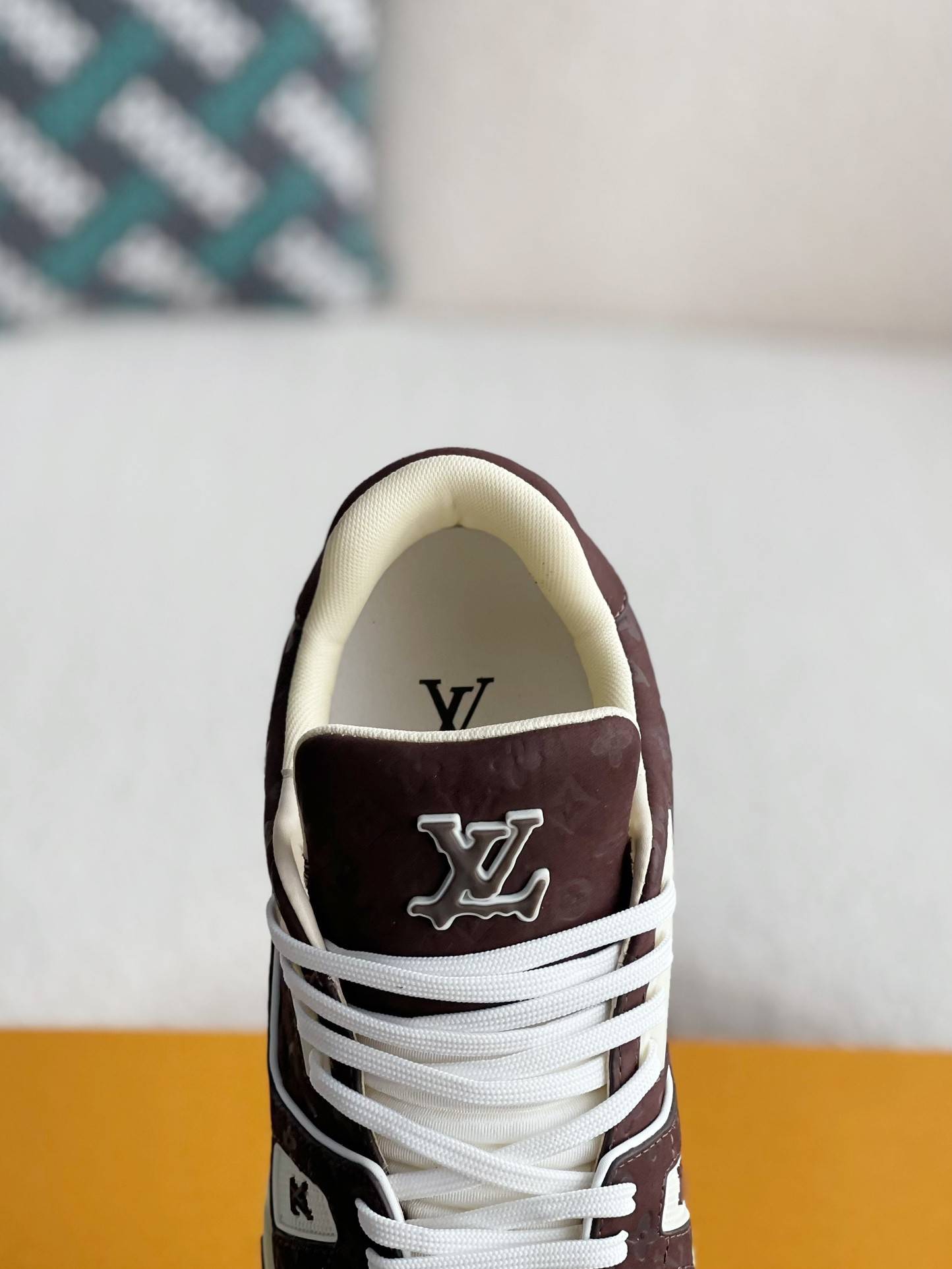 L*V SNEAKERS