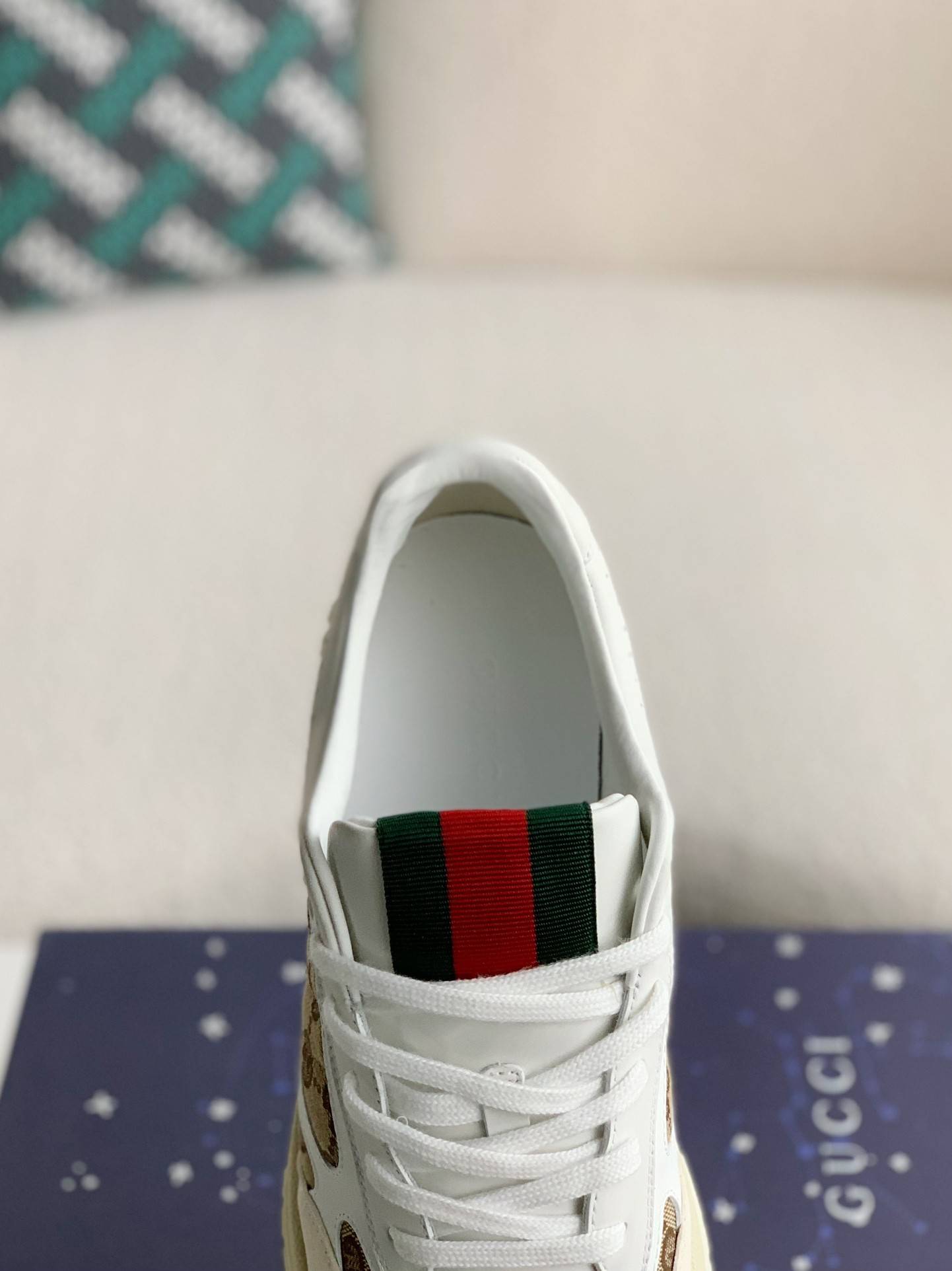 GU*INew Sneakers