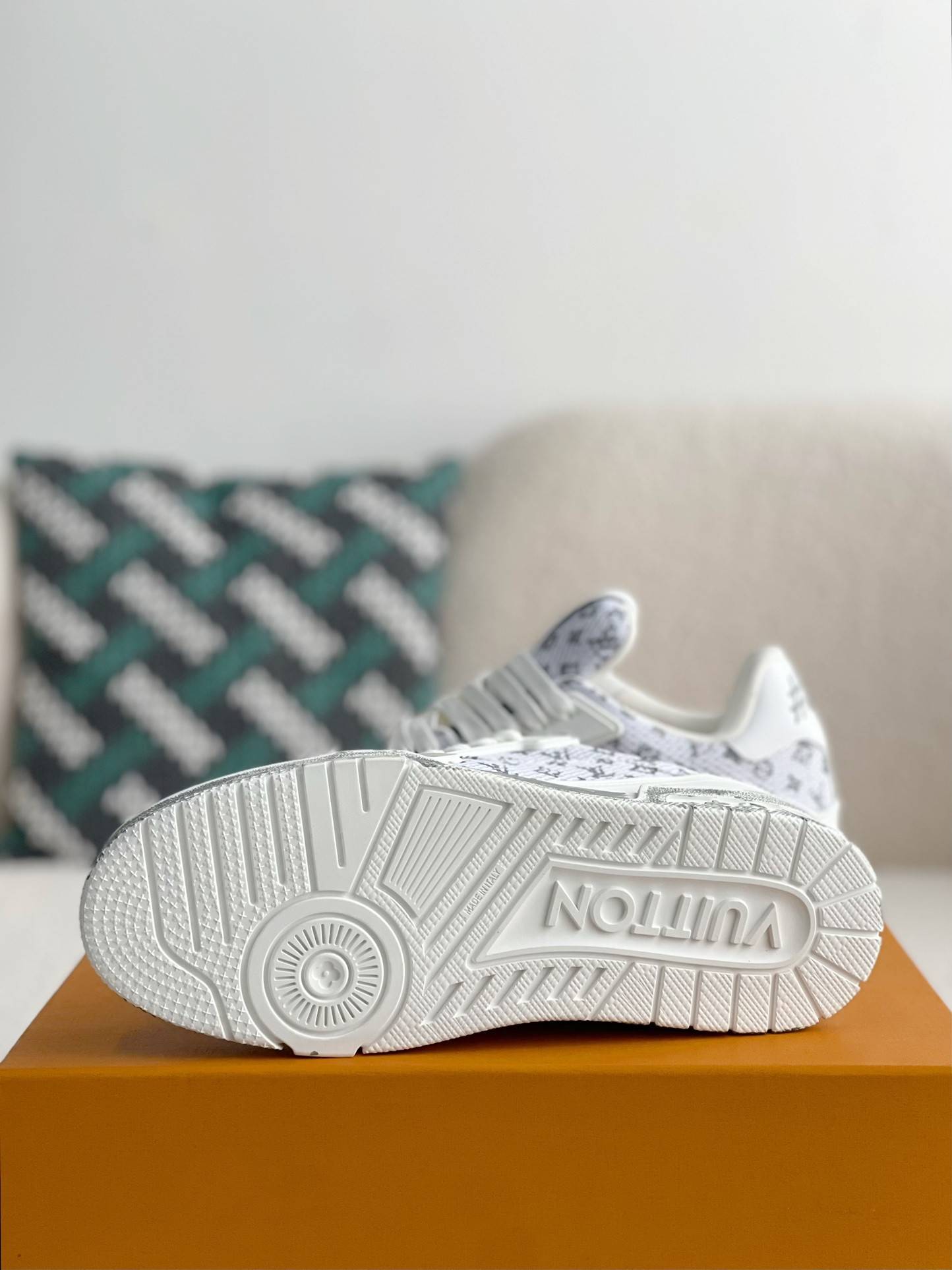 L*V TRAINER SNEAKERS