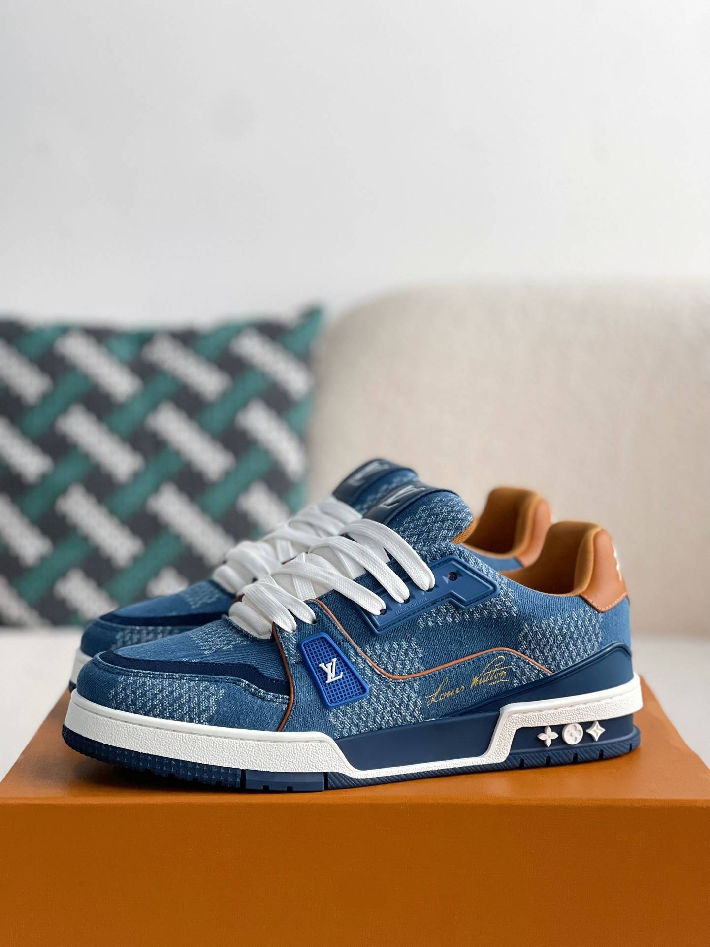 L*V SNEAKERS