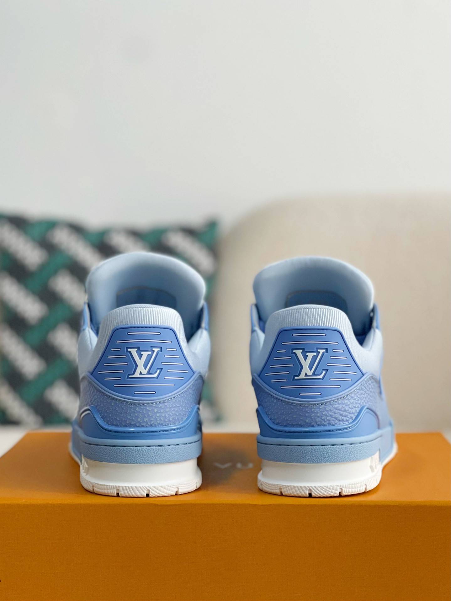 L*V SNEAKERS