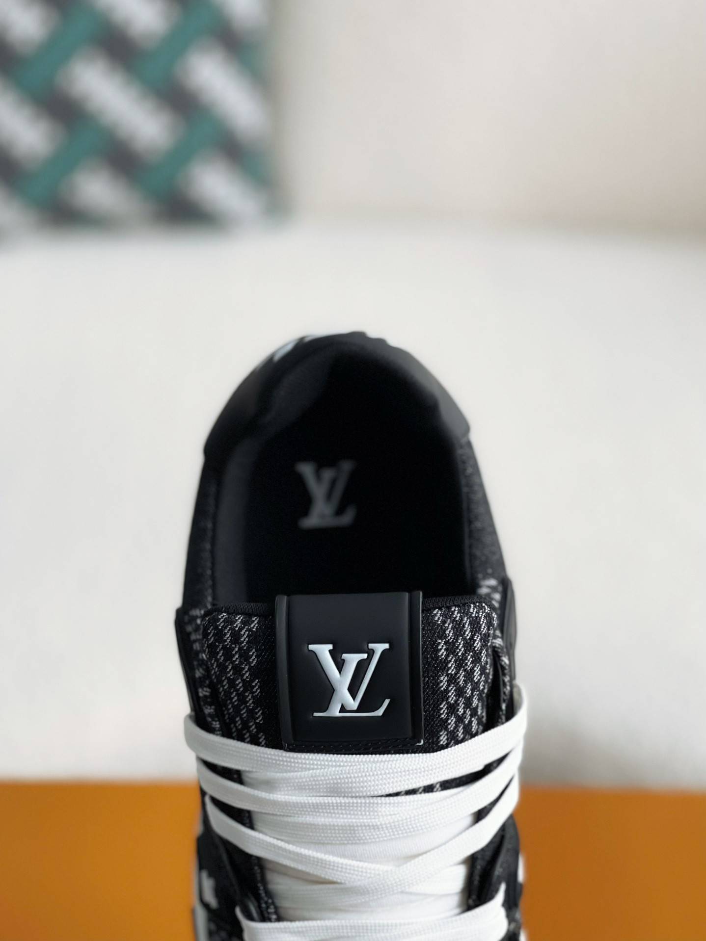 L*V SNEAKERS