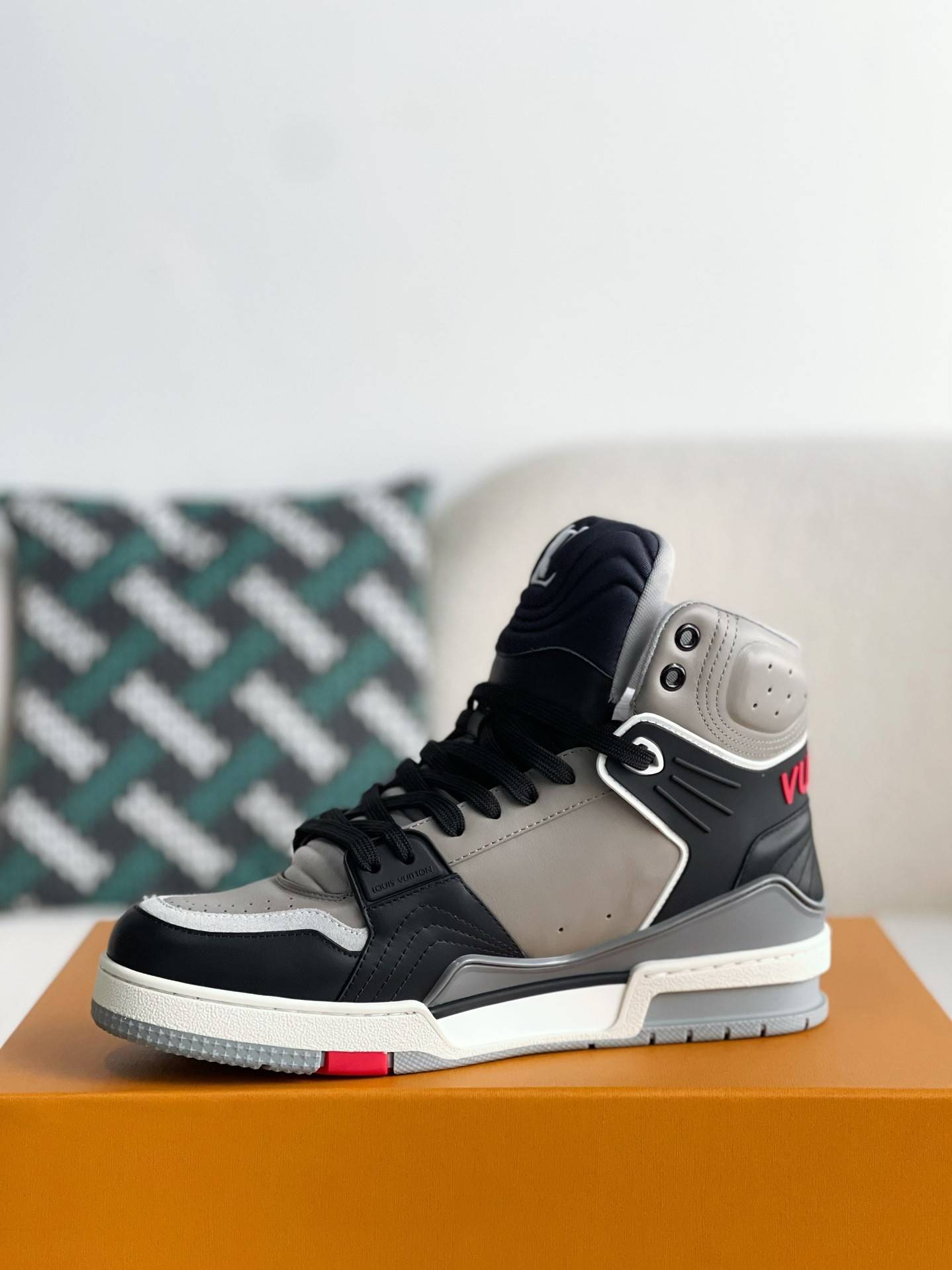 L*V TRAINER SNEAKERS