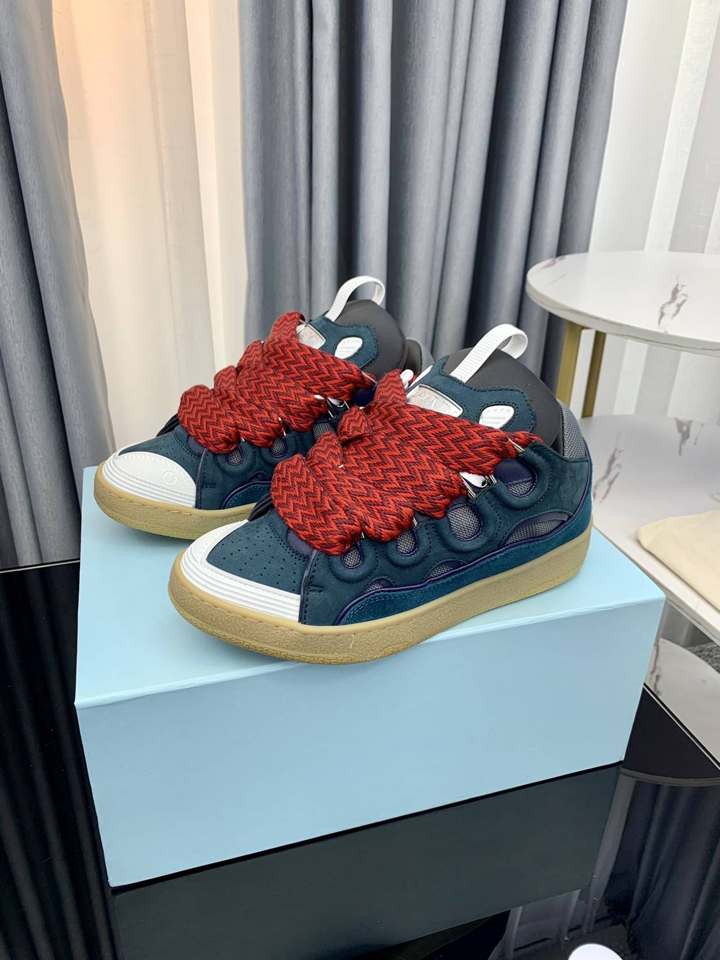 LA*N Sneaker