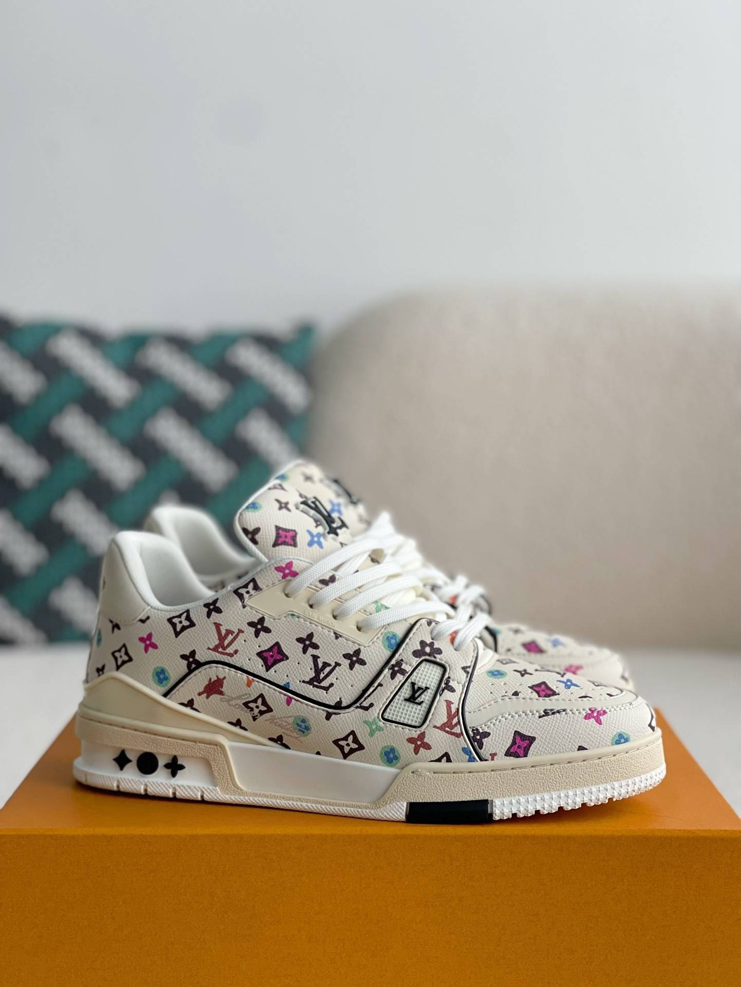L*V SNEAKERS