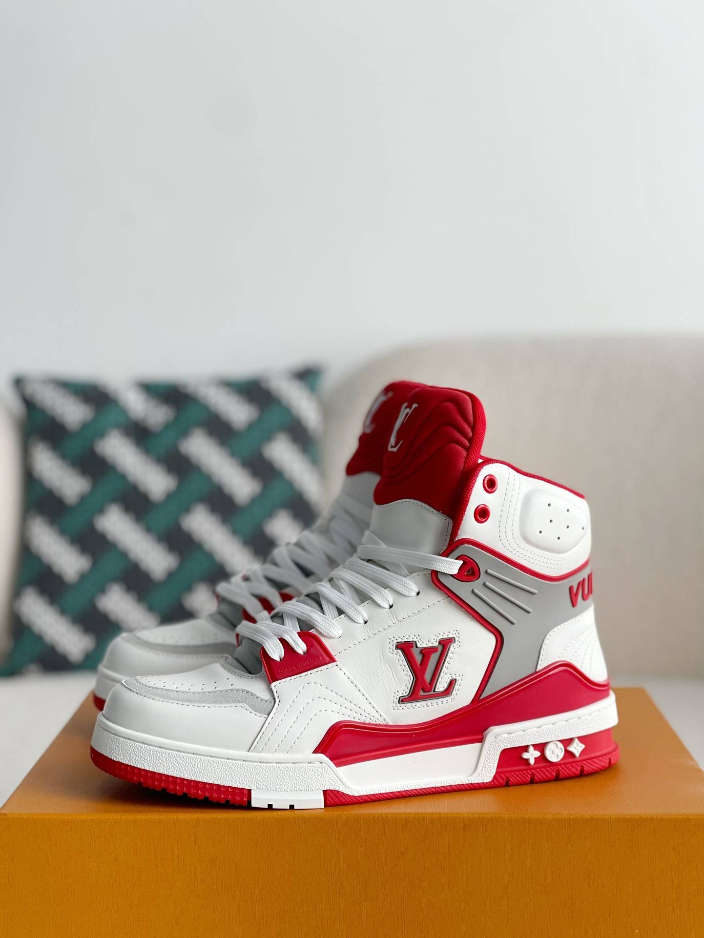 L*V TRAINER SNEAKERS
