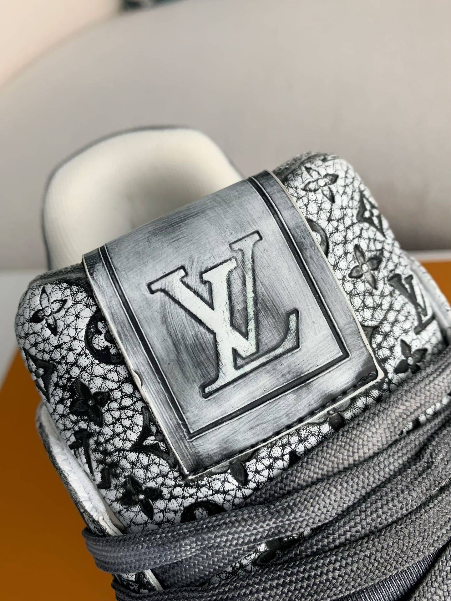 L*V SNEAKERS