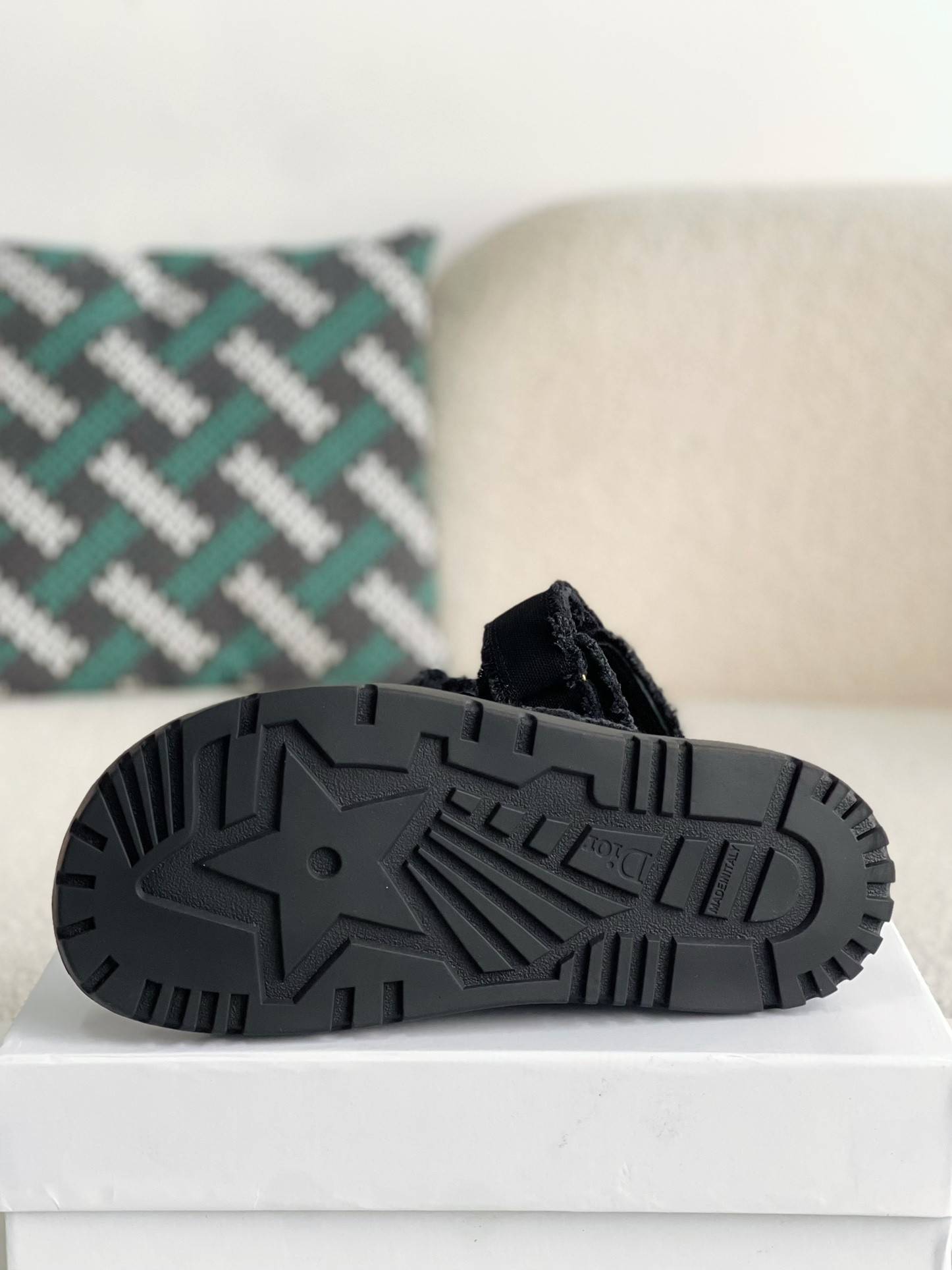 D*OR A word sandal
