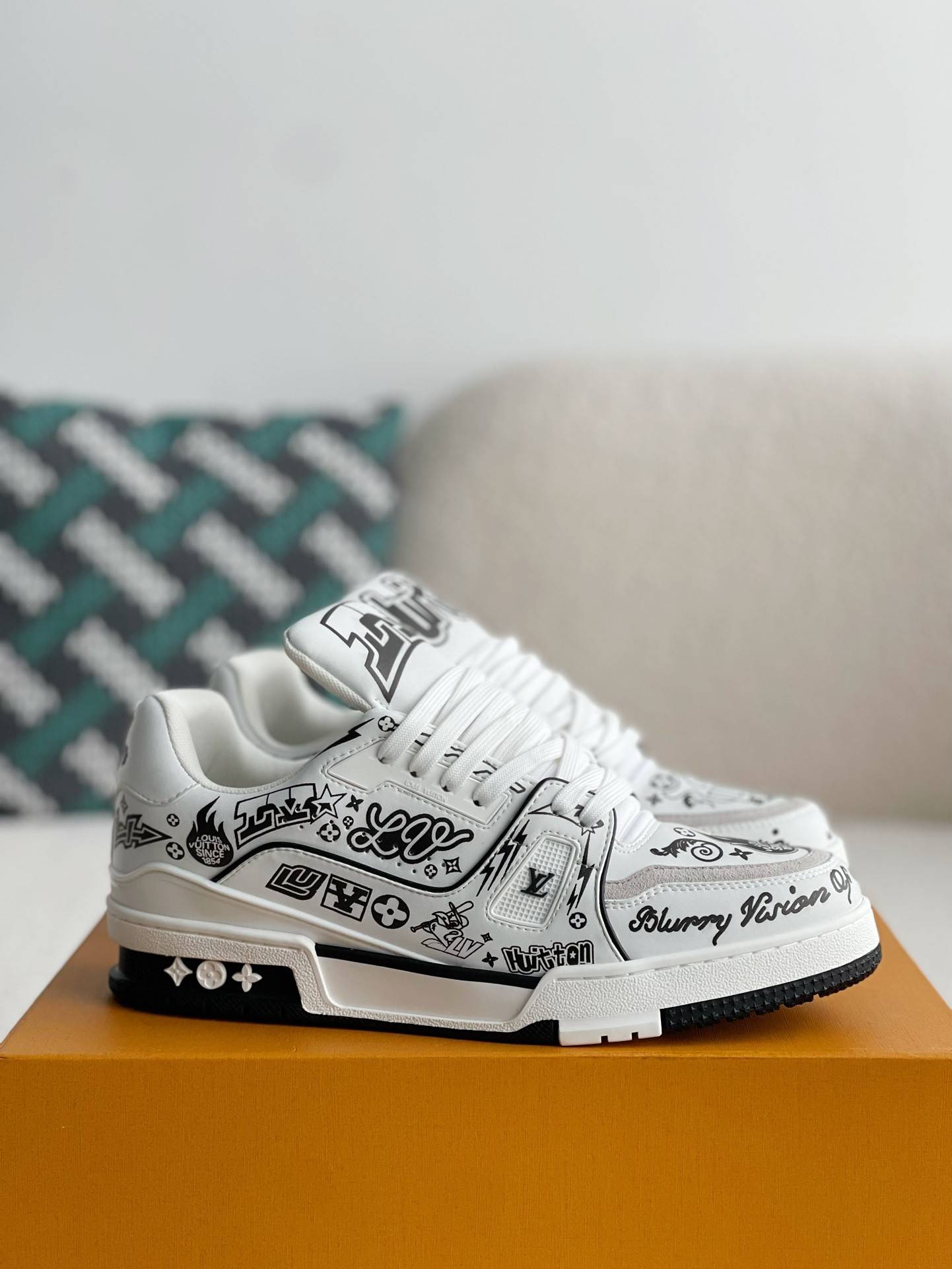 L*V SNEAKERS