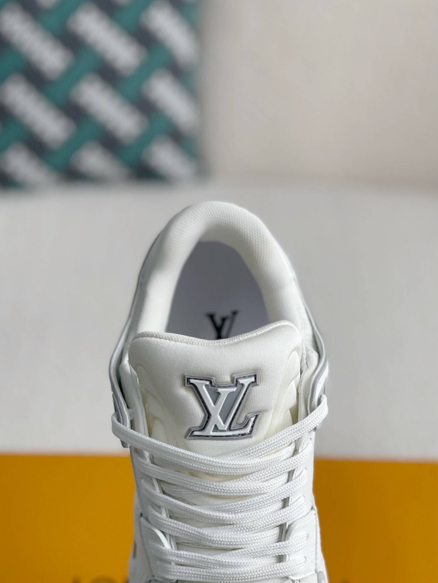 L*V SNEAKERS