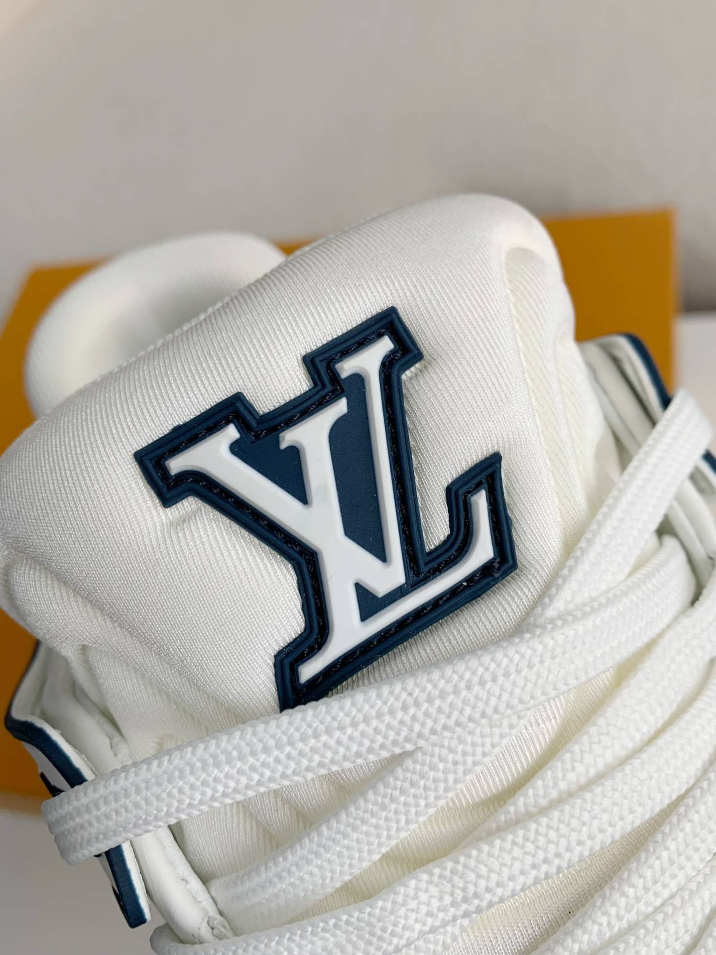 L*V SNEAKERS
