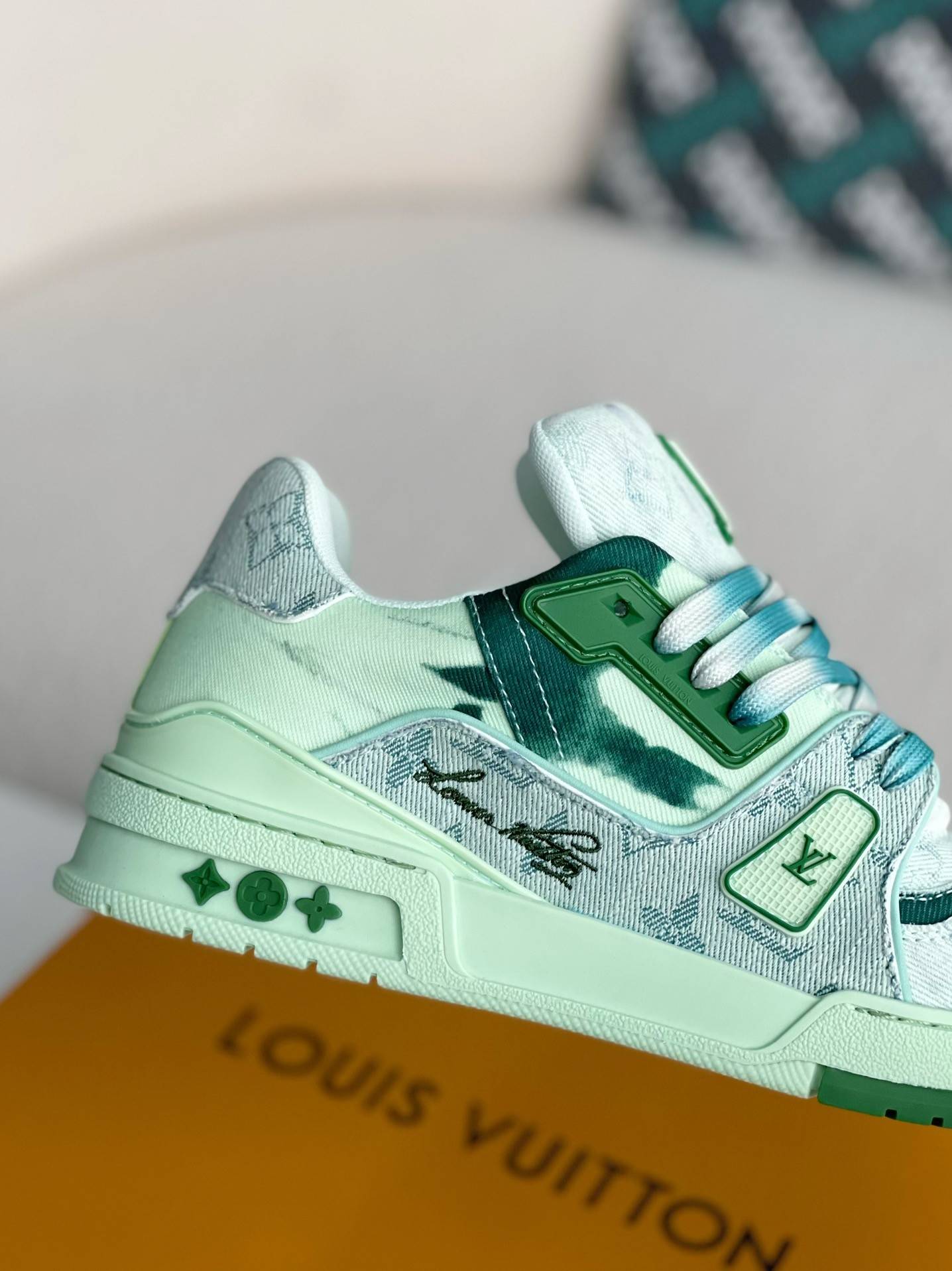 L*V SNEAKERS