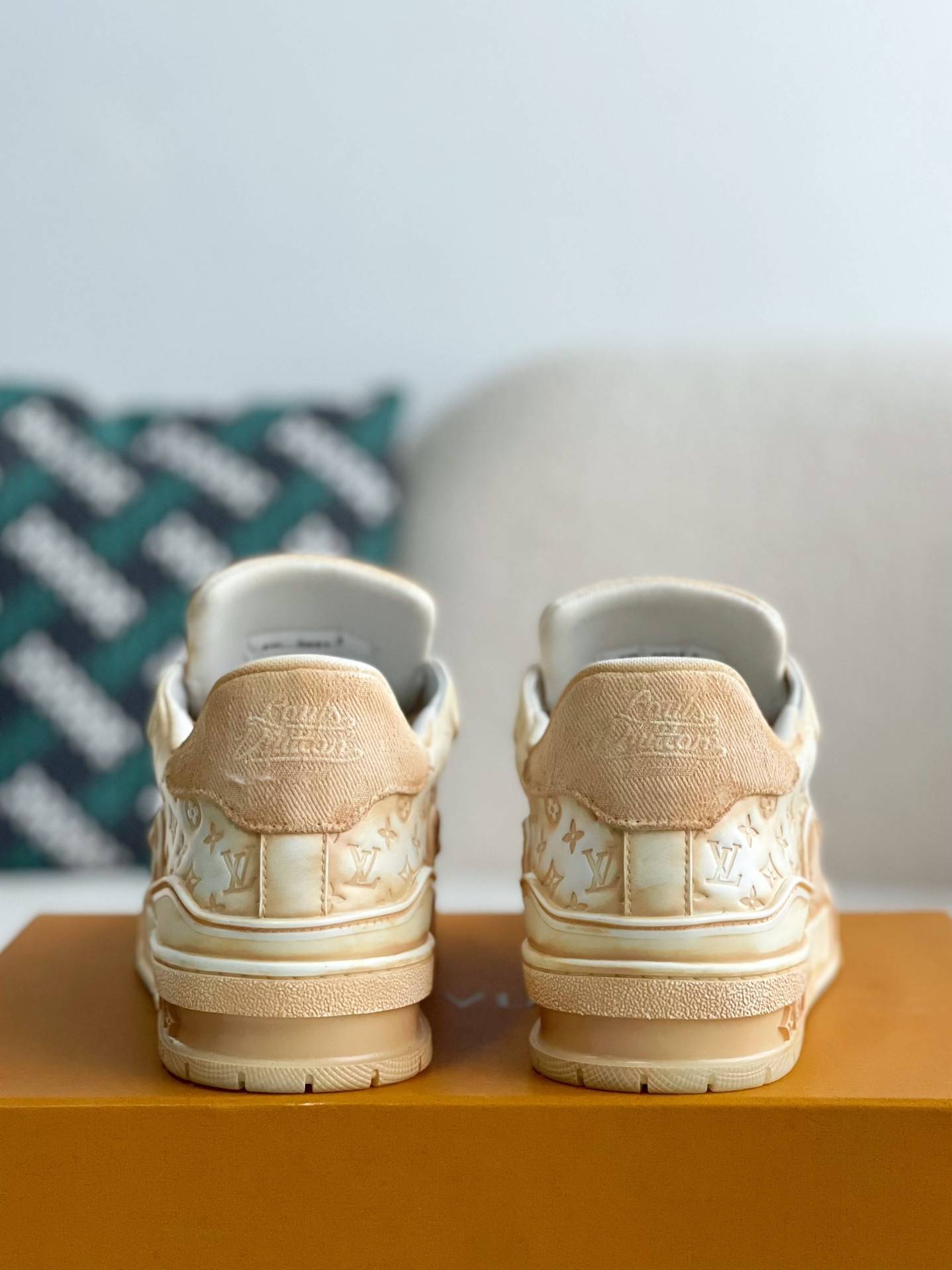 L*V TRAINER SNEAKERS