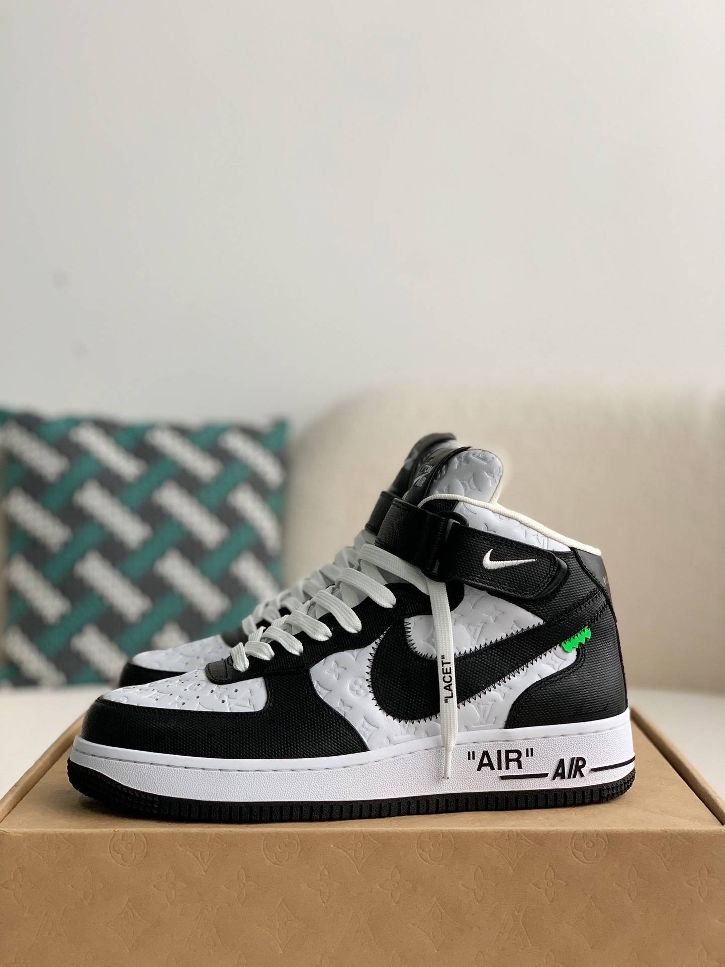 L*V   SNEAKERS