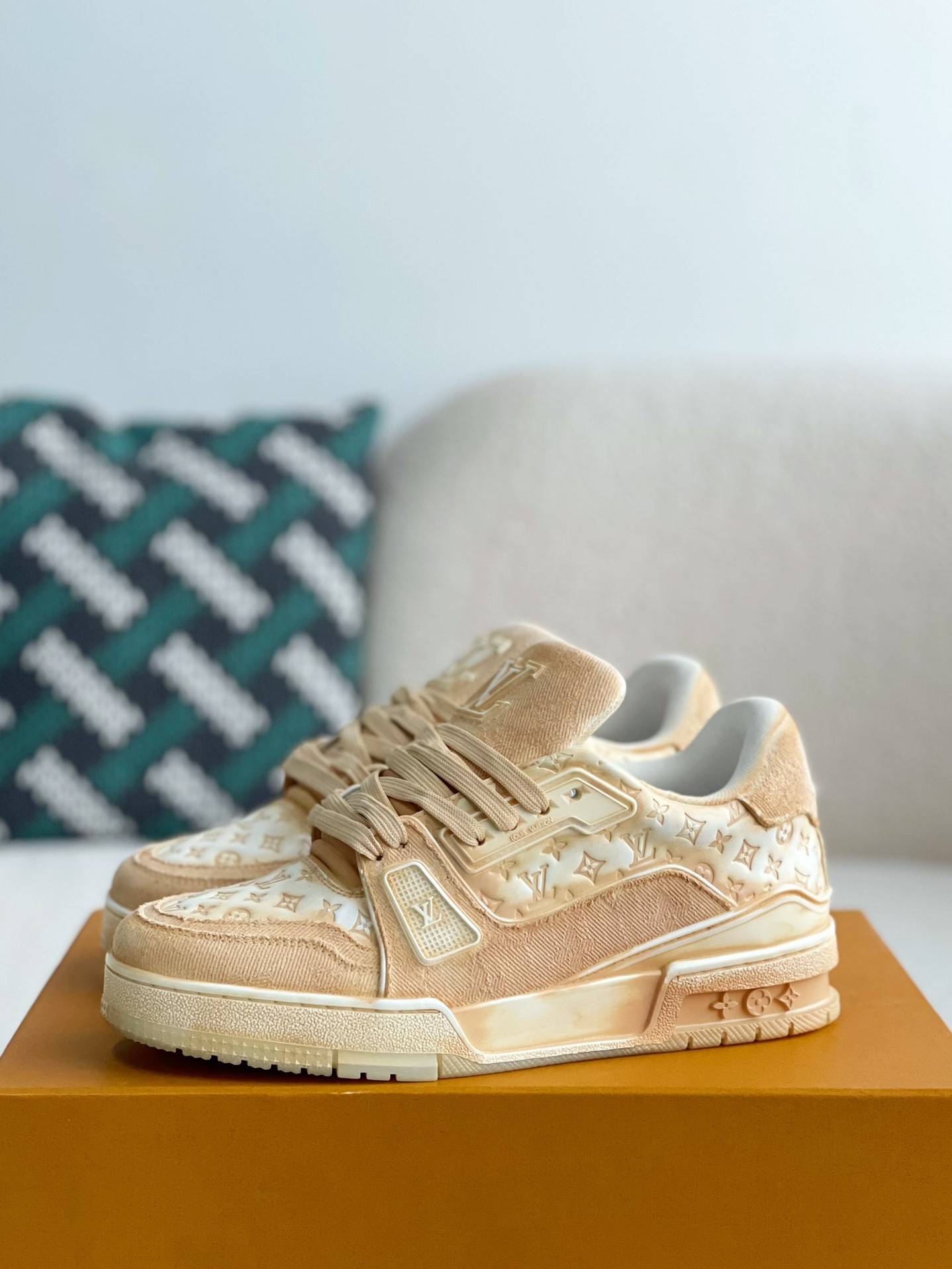 L*V TRAINER SNEAKERS