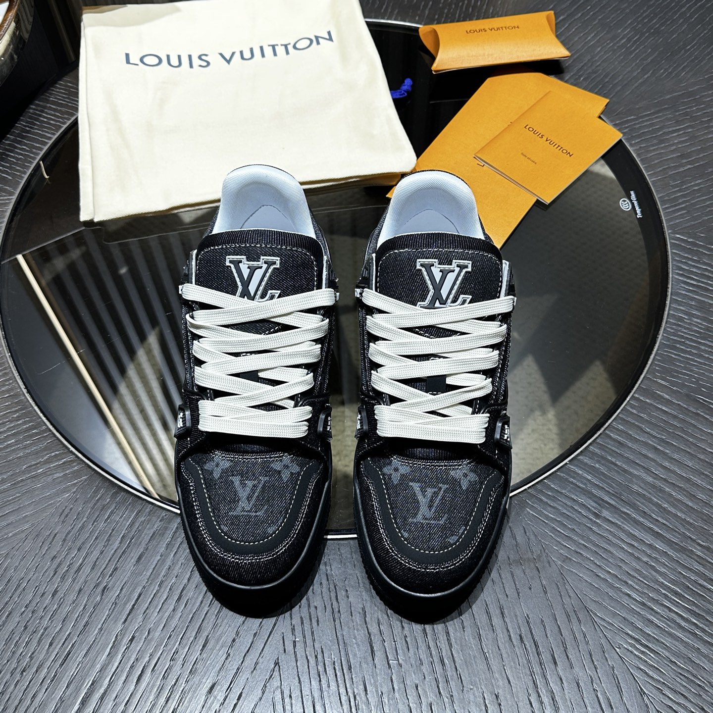 L*V TRAINER Sneakers