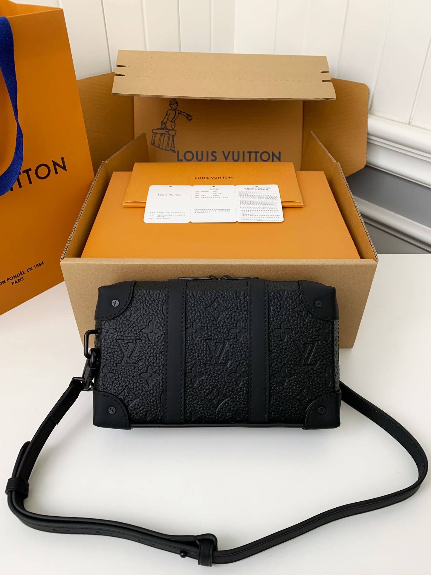 L*V''s new Sac Plat Horizontal Zippé men''s black flower briefcase M80224 Size:  22.5*14*5cm