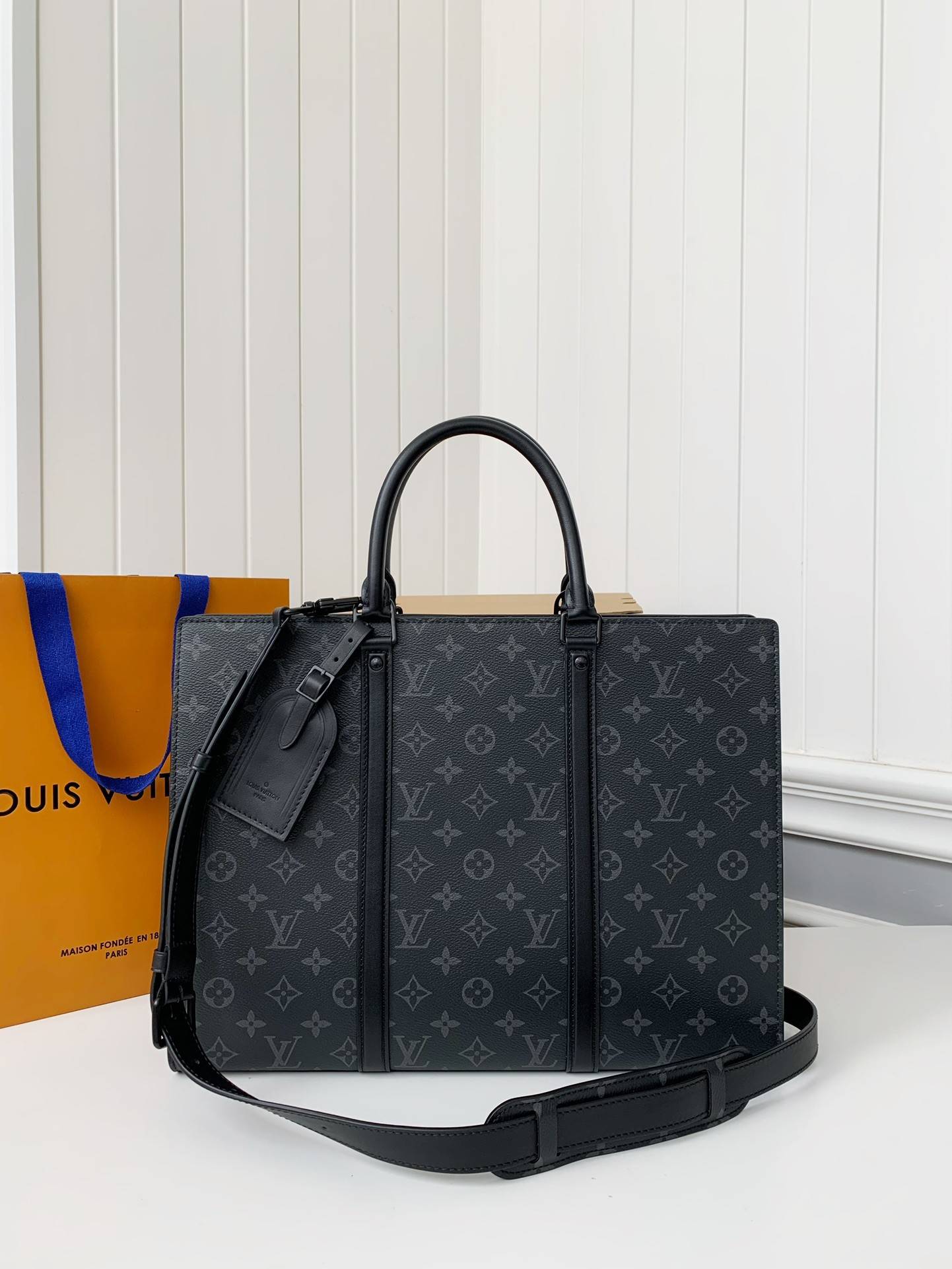 L*V''s new Sac Plat Horizontal Zippé men''s black flower briefcase M45165 Size: 31*39*8.5cm