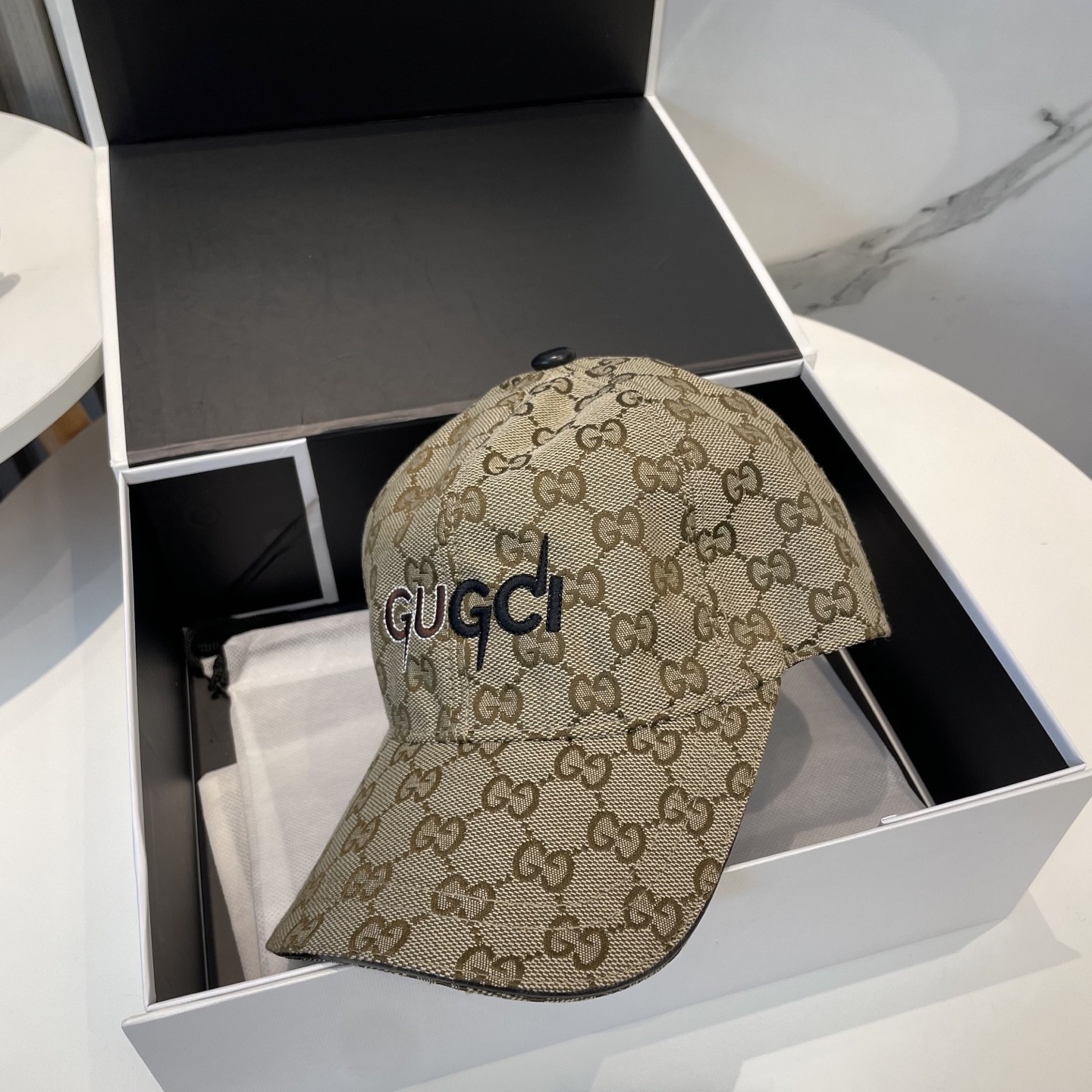 [#4927] G*u*i baseball cap peaked c ap hat