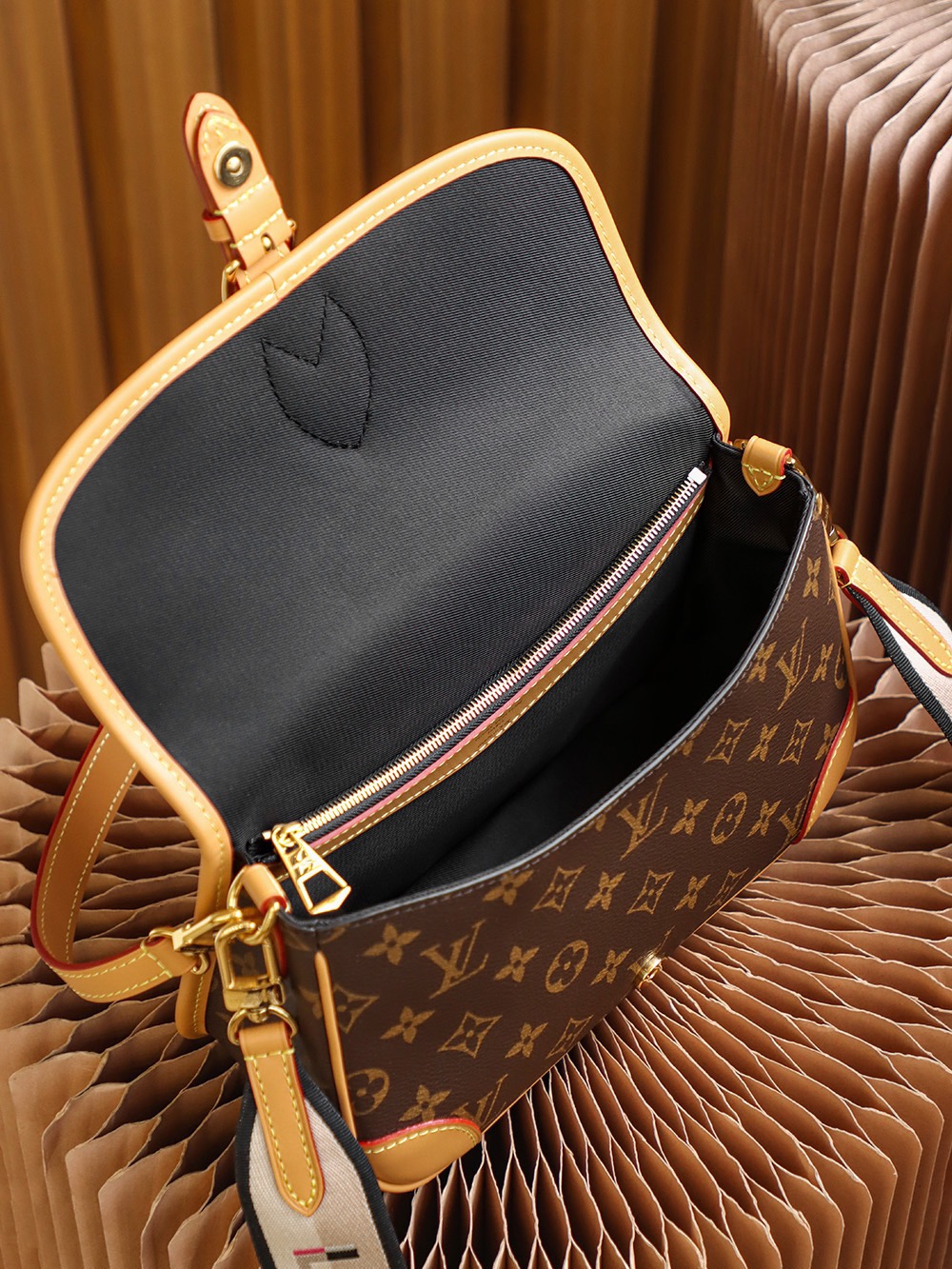 L*V Borsa Diane M45985，Size：9*15*24cm