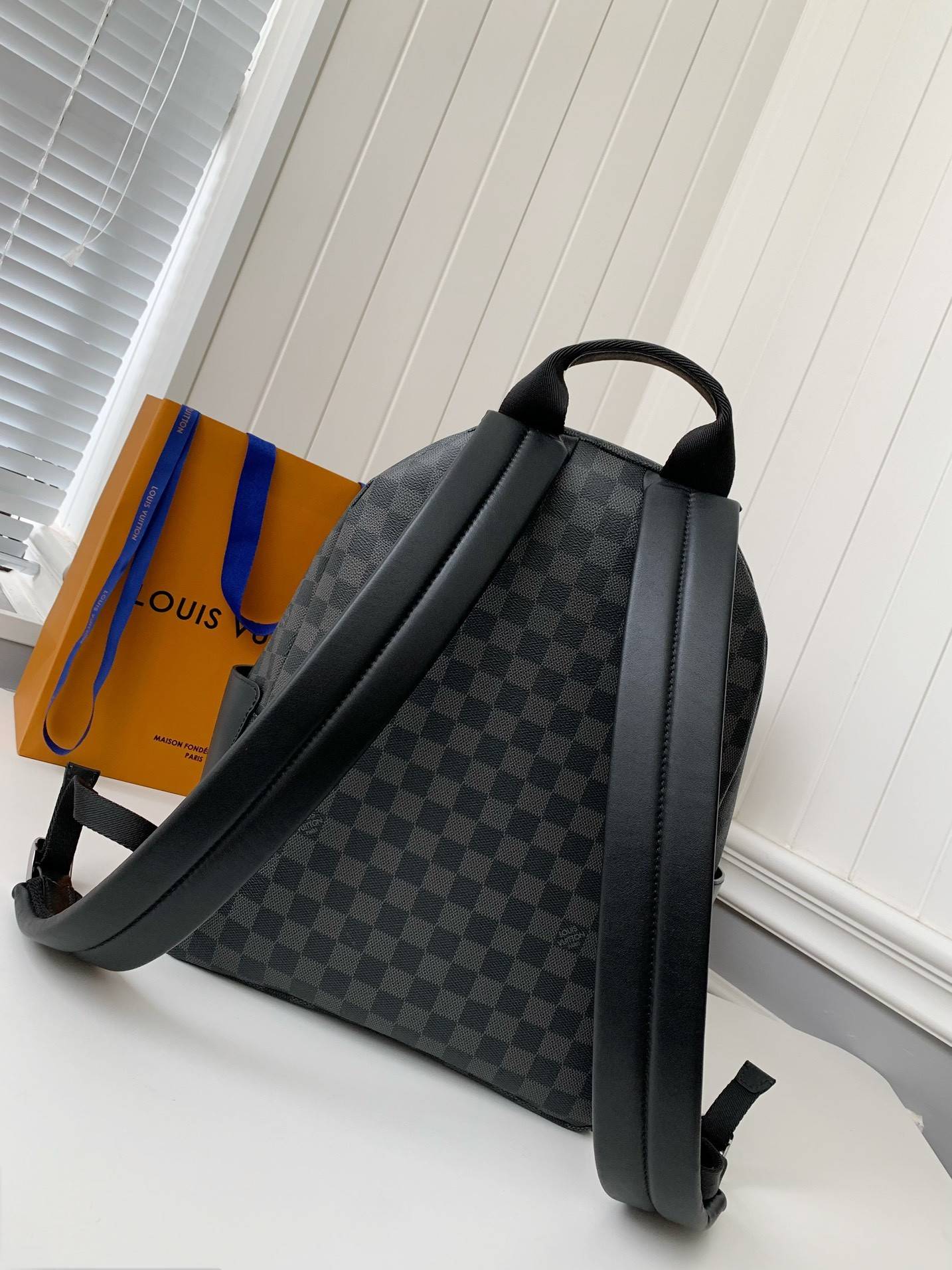 L*V DISCOVERY Small Backpack PM N40514 Size: 29 * 38 * 20cm