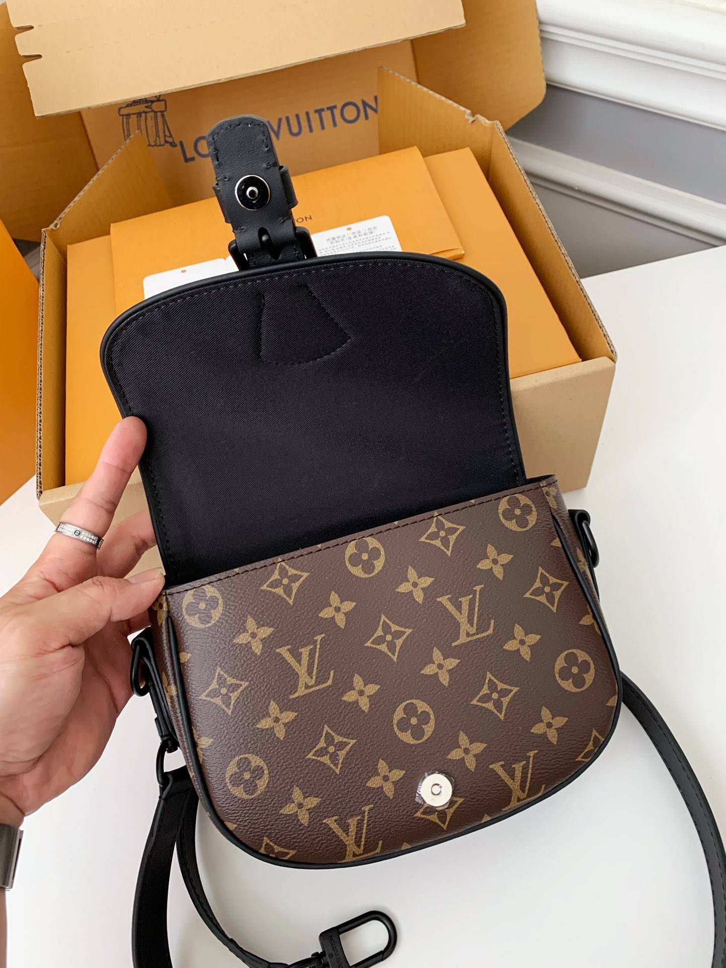 L*V New season Montsouris Small Messenger Bag M47060  Size：20*17*7cm