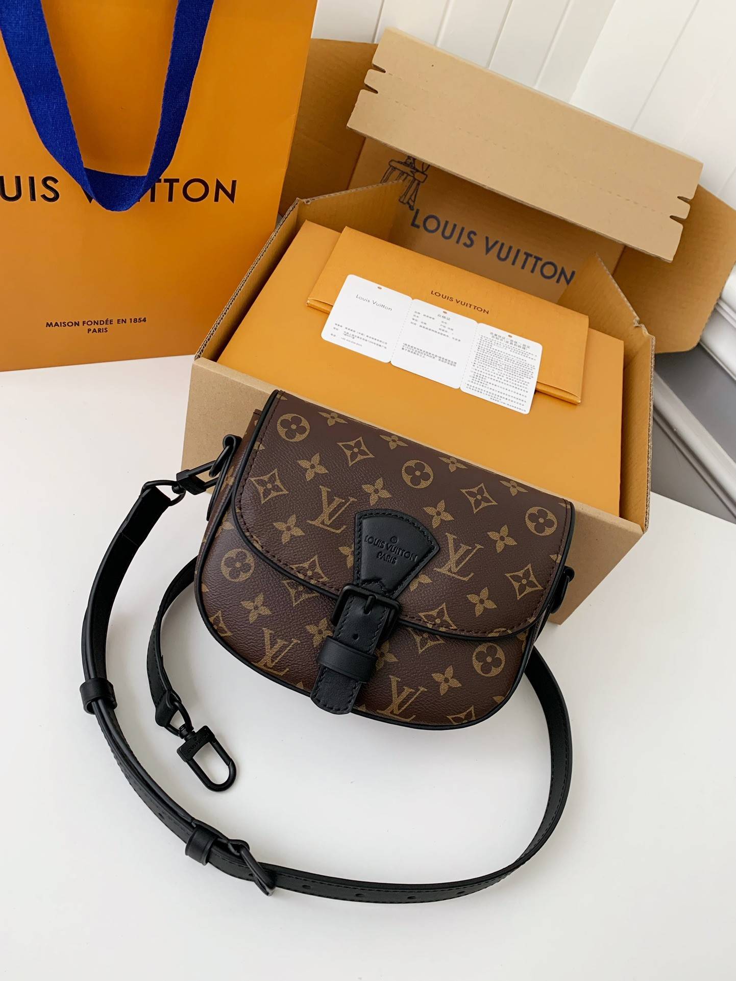 L*V New season Montsouris Small Messenger Bag M47060  Size：20*17*7cm