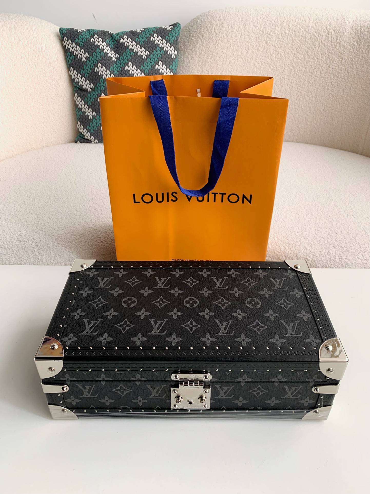 L*V Watch Storage Box Size：34*18*11cm