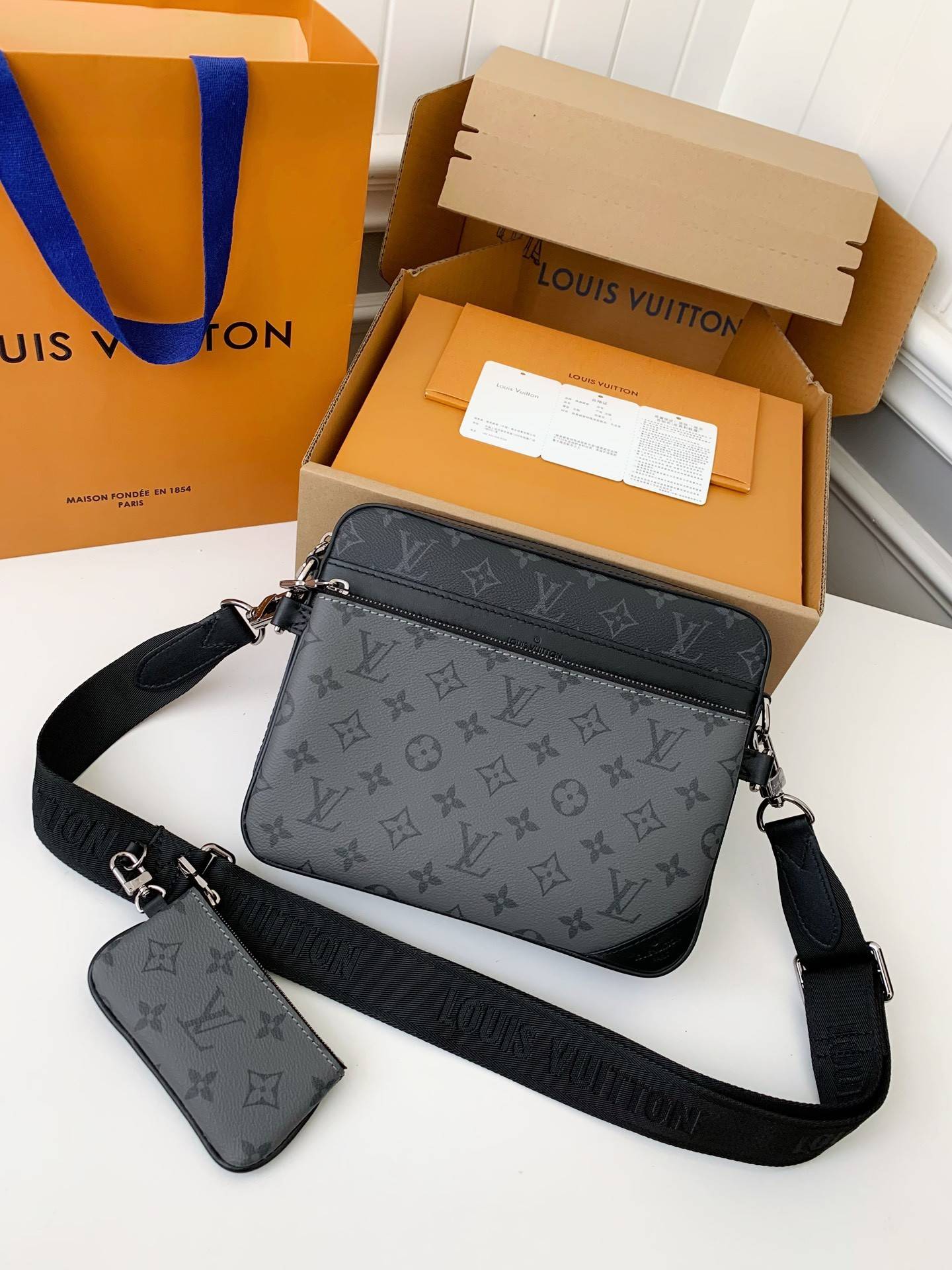 L*V Trio New Men’s colour-matching postman bag M69443  Size：25*18.5*7cm
