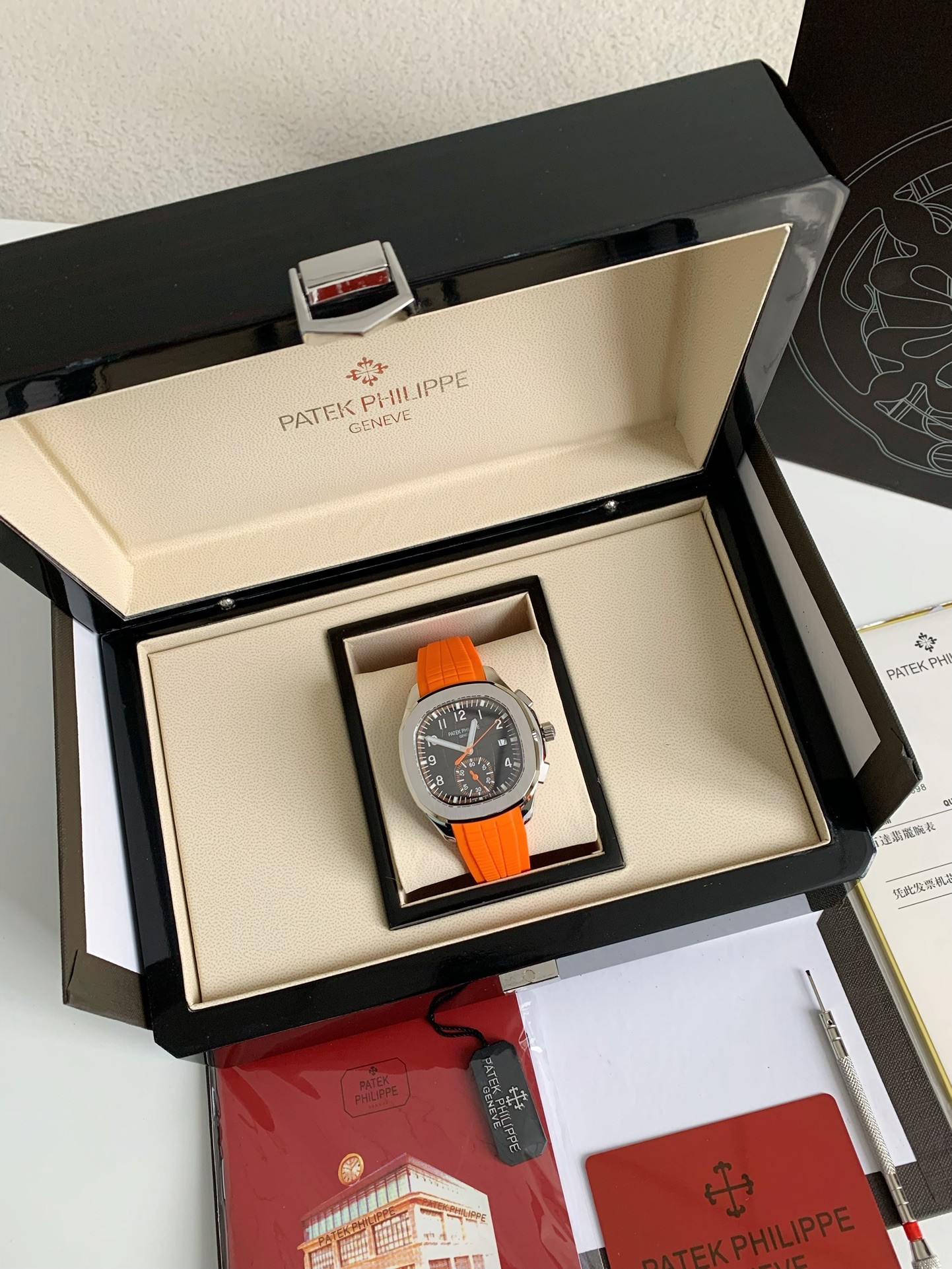 PATEK PHILIPPE AQUANAUT Series 120-meter waterproof wristwatc h, 42.2mm