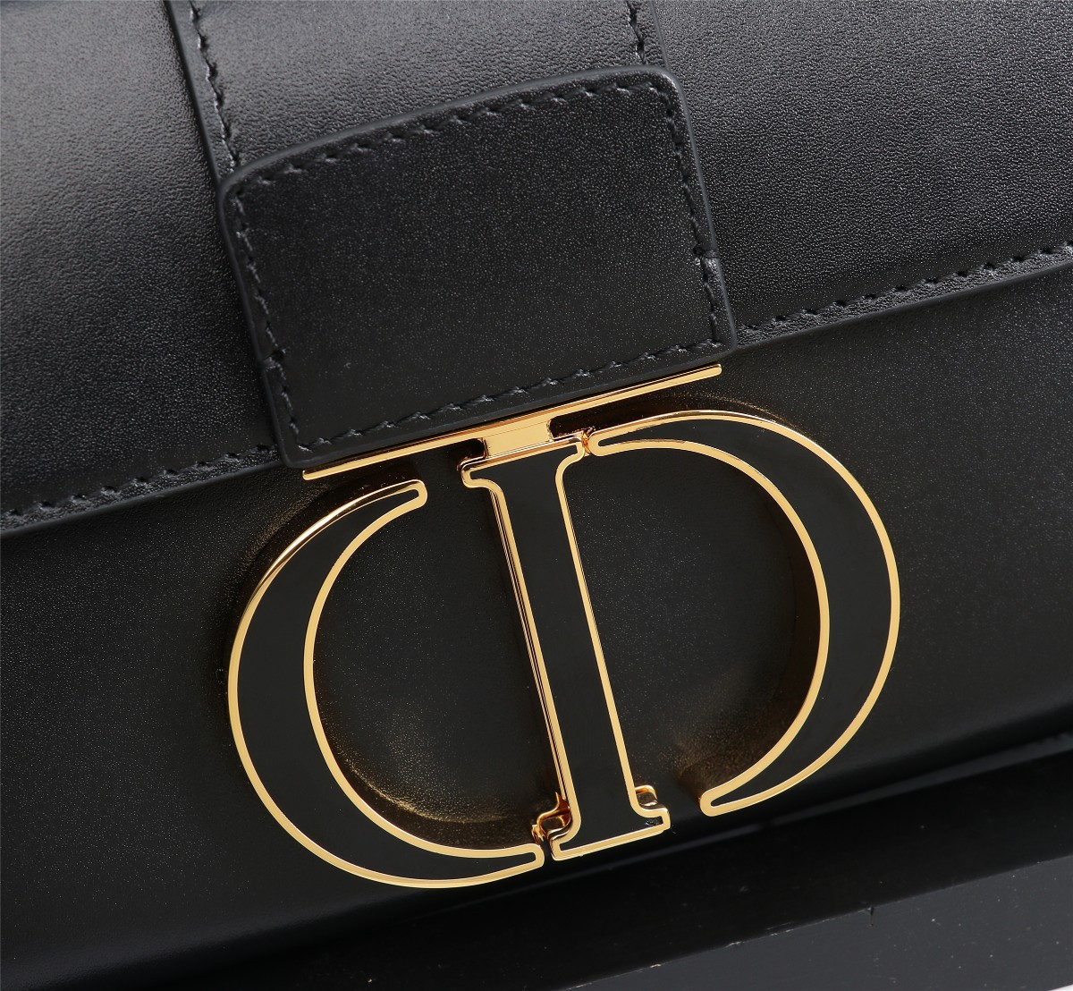 30 Montaigne Box Bag