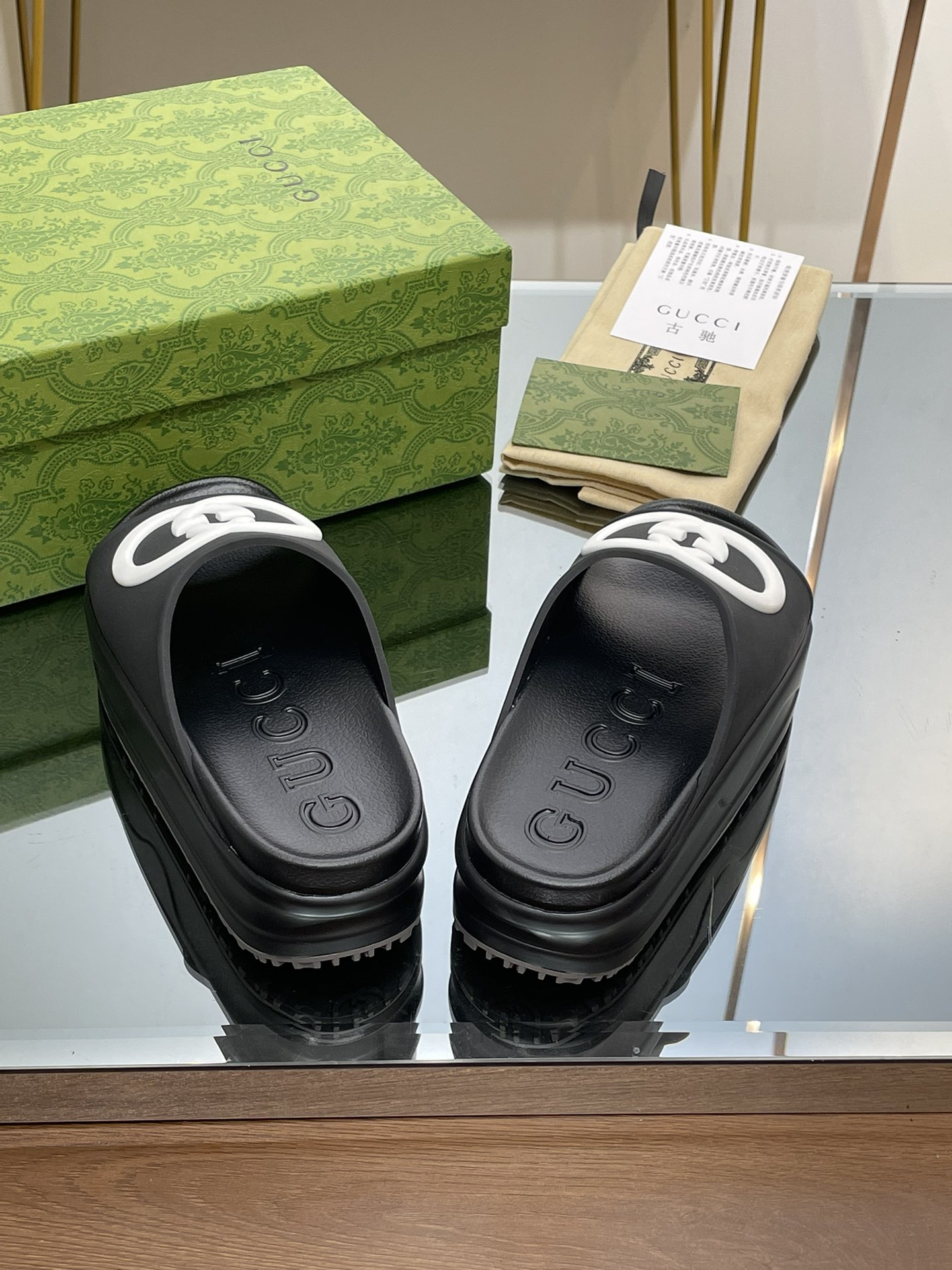 G*u*i slippers