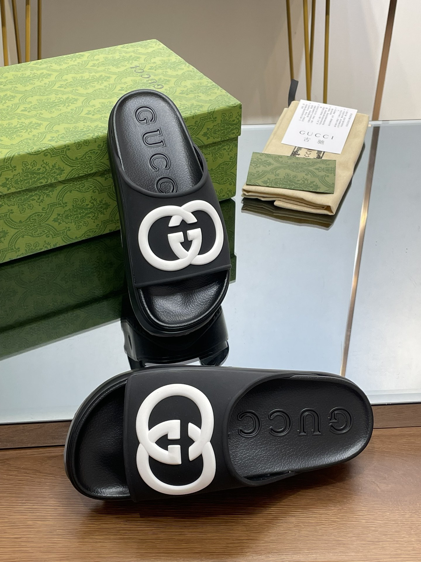 G*u*i slippers