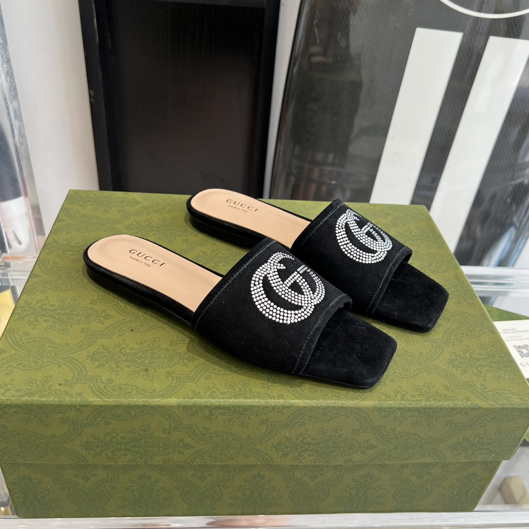 G*u*i slippers