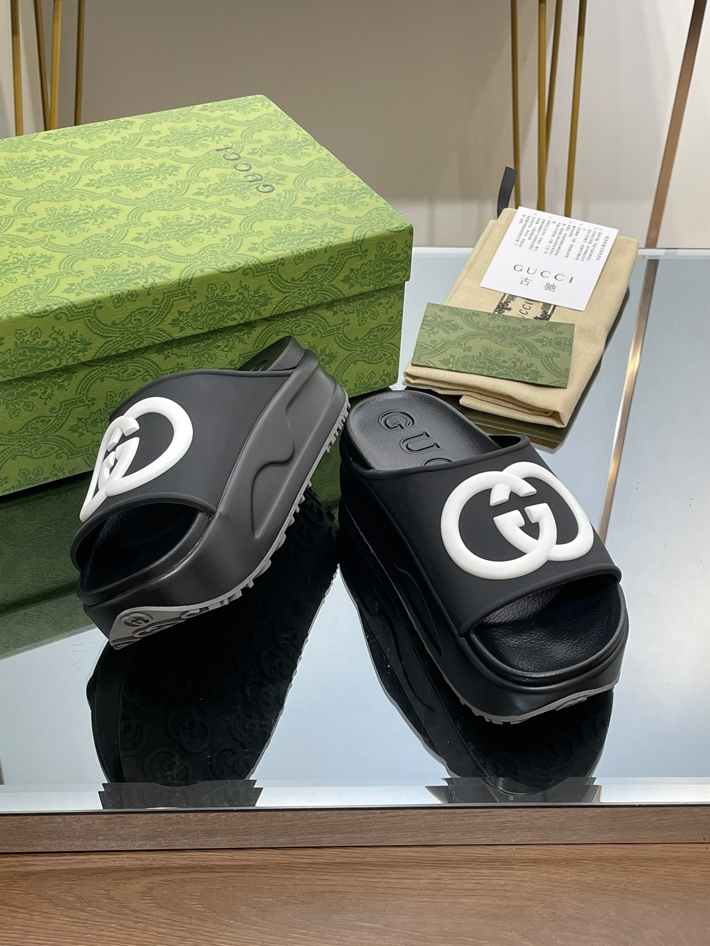 G*u*i slippers